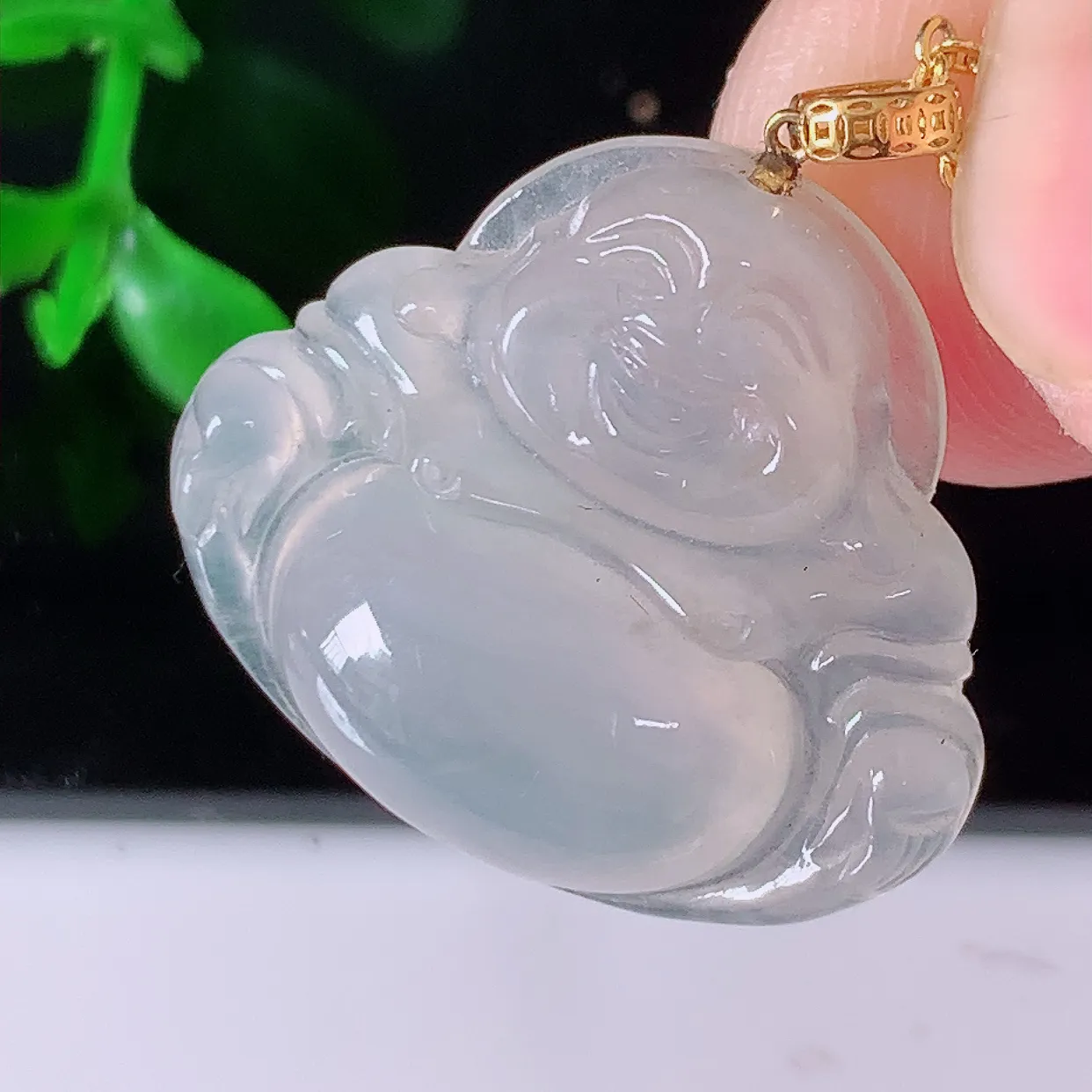 18k金镶嵌冰种佛公翡翠吊坠，款式新颖时尚，日常百搭的款。清秀高雅，佩戴优雅高贵！#1.28