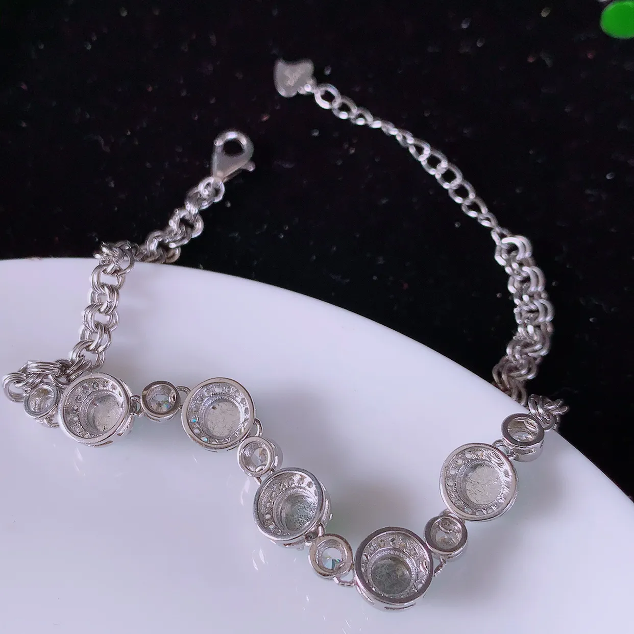 冰透满绿翡翠925银镶嵌手链，自然光实拍，翠色灵动，颜色漂亮，种老水足，品相佳，佩戴佳品！#97.28取一整体7.5*7.2*5.6裸石5*5