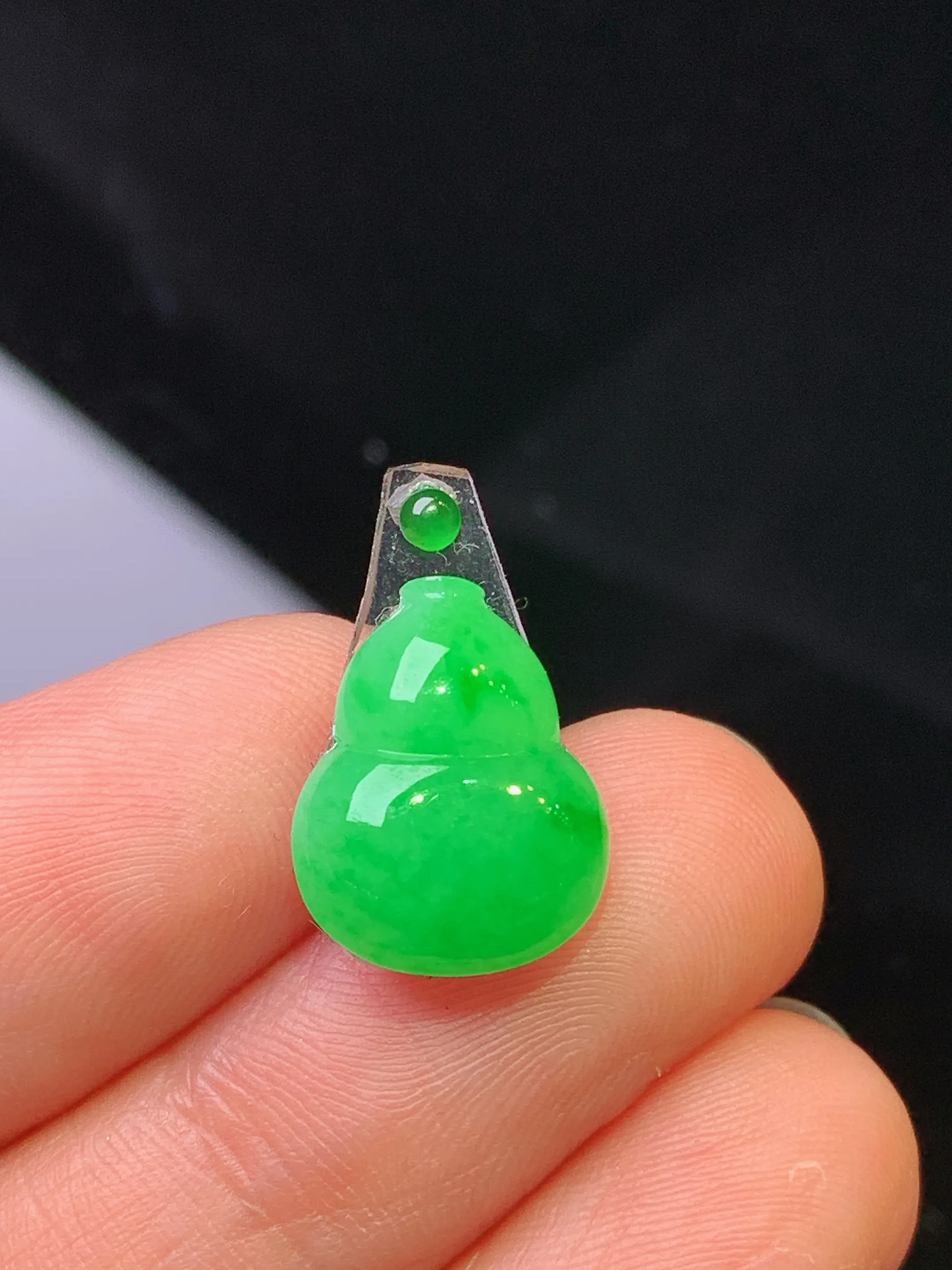 镶嵌款 翠绿葫芦吊坠 玉质细腻 色泽清新艳丽 整体尺寸14*11*3.3