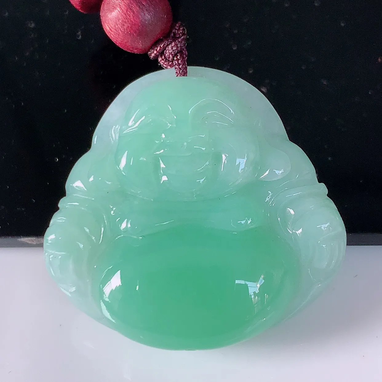 自然光实拍，冰润满绿翡翠佛公吊坠，水灵起胶，翠色迷人，佛公在心中，一生平安，饱满圆润，开怀大笑佛公，