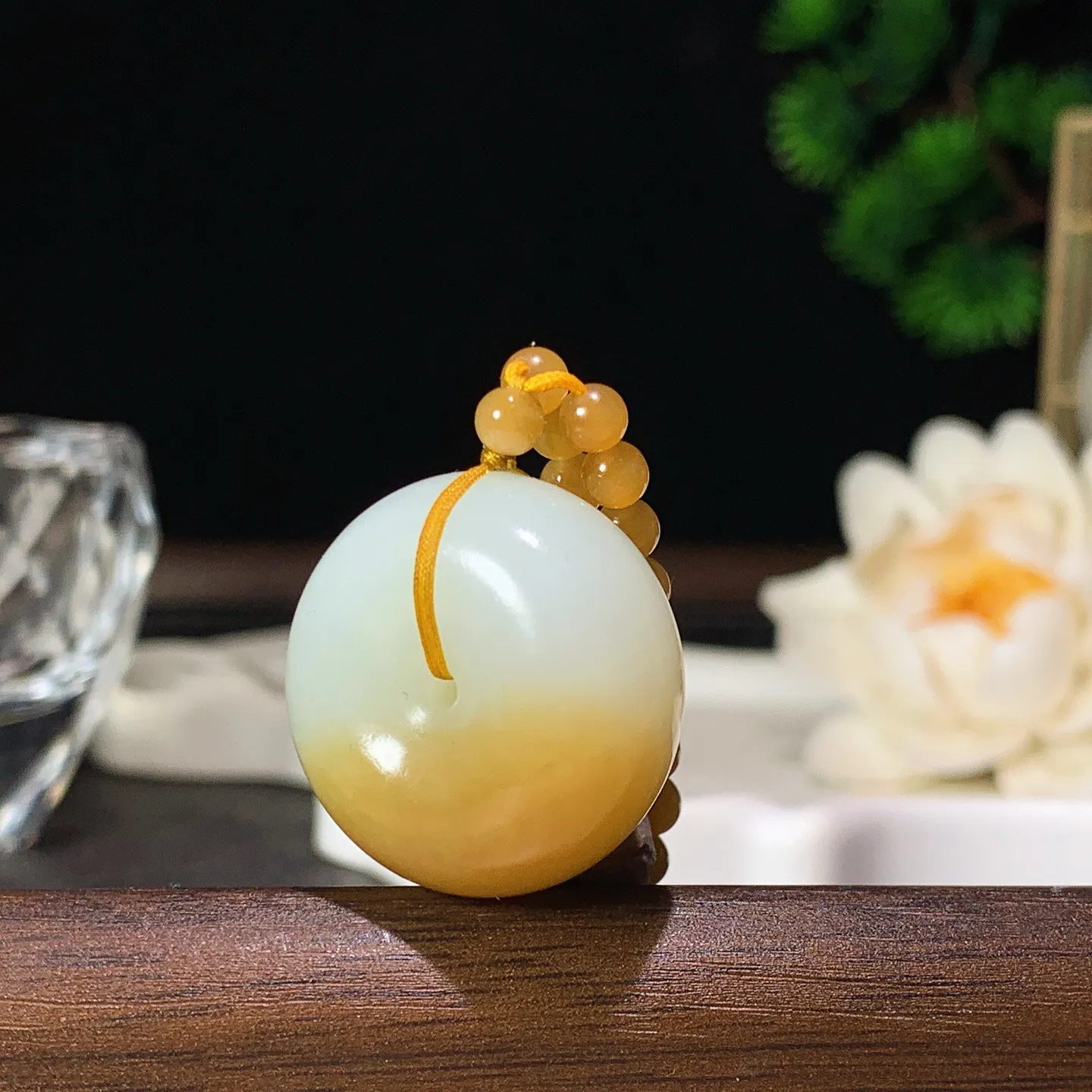 新疆和田玉且末糖平安扣挂件 且末糖半山半水平安扣挂件 尺寸25/13重31克。玉质细腻油润。手推出油。佩戴高端典雅。lt260130