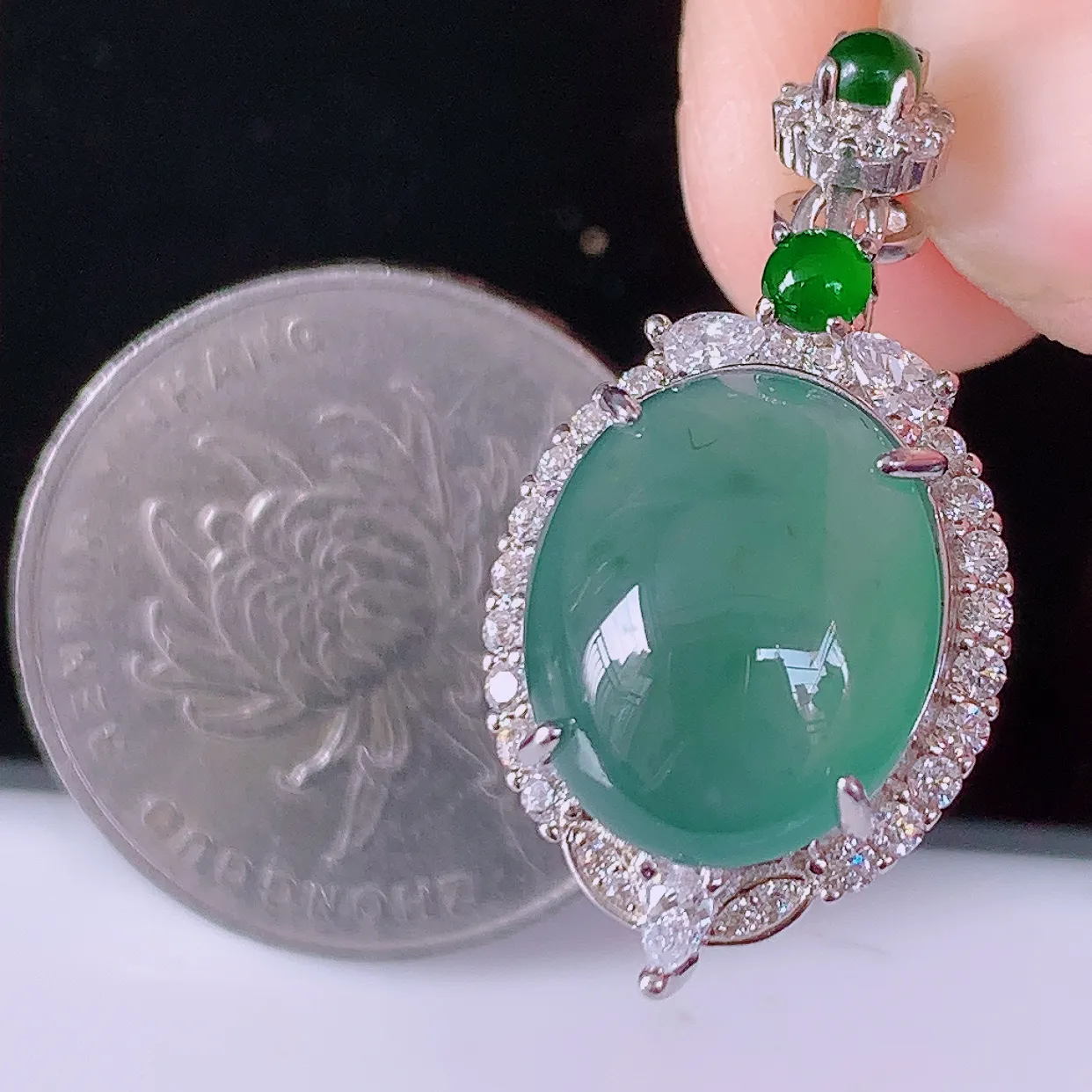 冰透满绿翡翠925银镶嵌吊坠，自然光实拍，翠色灵动，颜色漂亮，种老水足，品相佳，佩戴佳品！#97.28整体28*15*9裸石14*12
