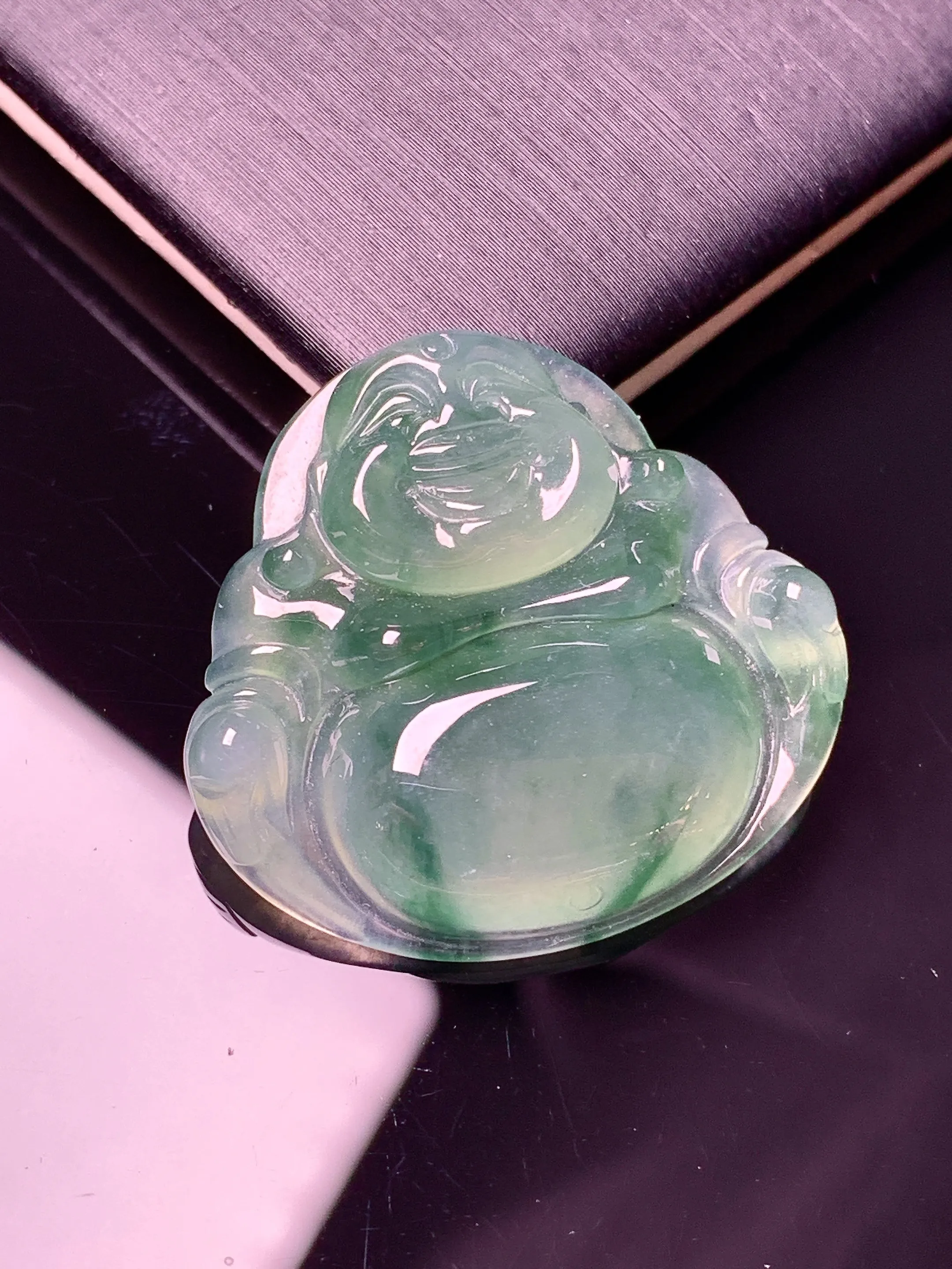 冰种飘绿佛公吊坠 玉质细腻 色泽清新艳丽 整体尺寸26.3*28*5.5