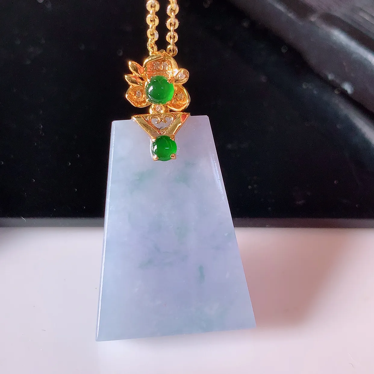 自然光实拍，18K金镶嵌水润紫罗兰飘花翡翠平安无事牌吊坠，平平安安，无事牌翠色灵动，佩戴平安时尚！#