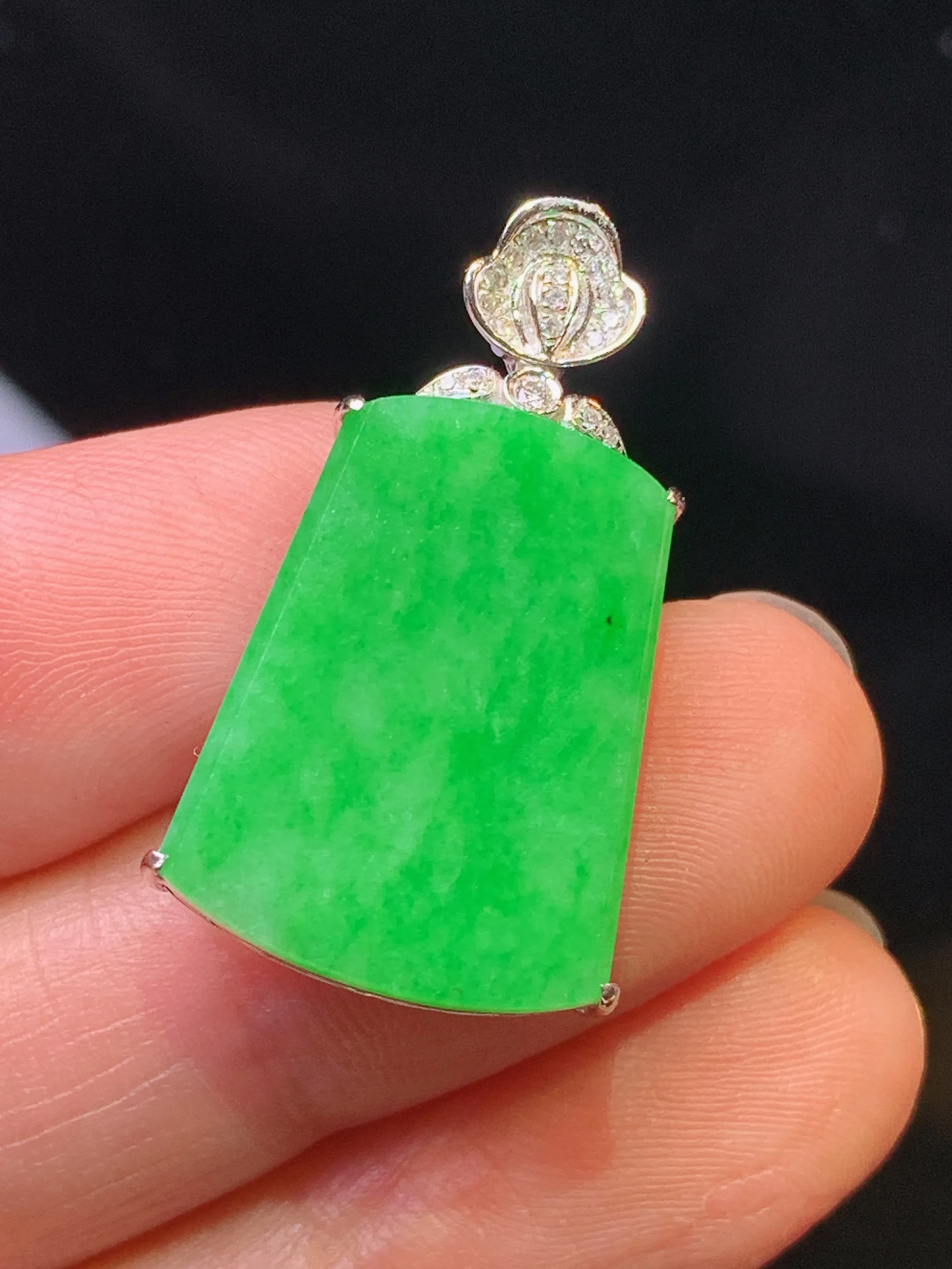 18k金钻镶嵌翠绿无事牌吊坠 玉质细腻 色泽清新艳丽 整体尺寸28*15.3*6.2
