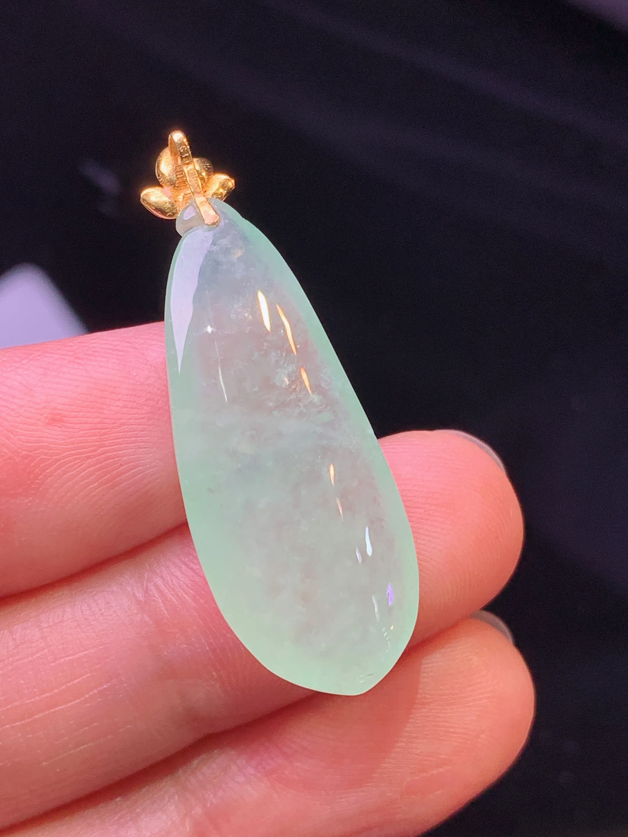 18k金镶嵌冰种福瓜吊坠 玉质细腻 色泽清新艳丽 整体尺寸35.5*13*6