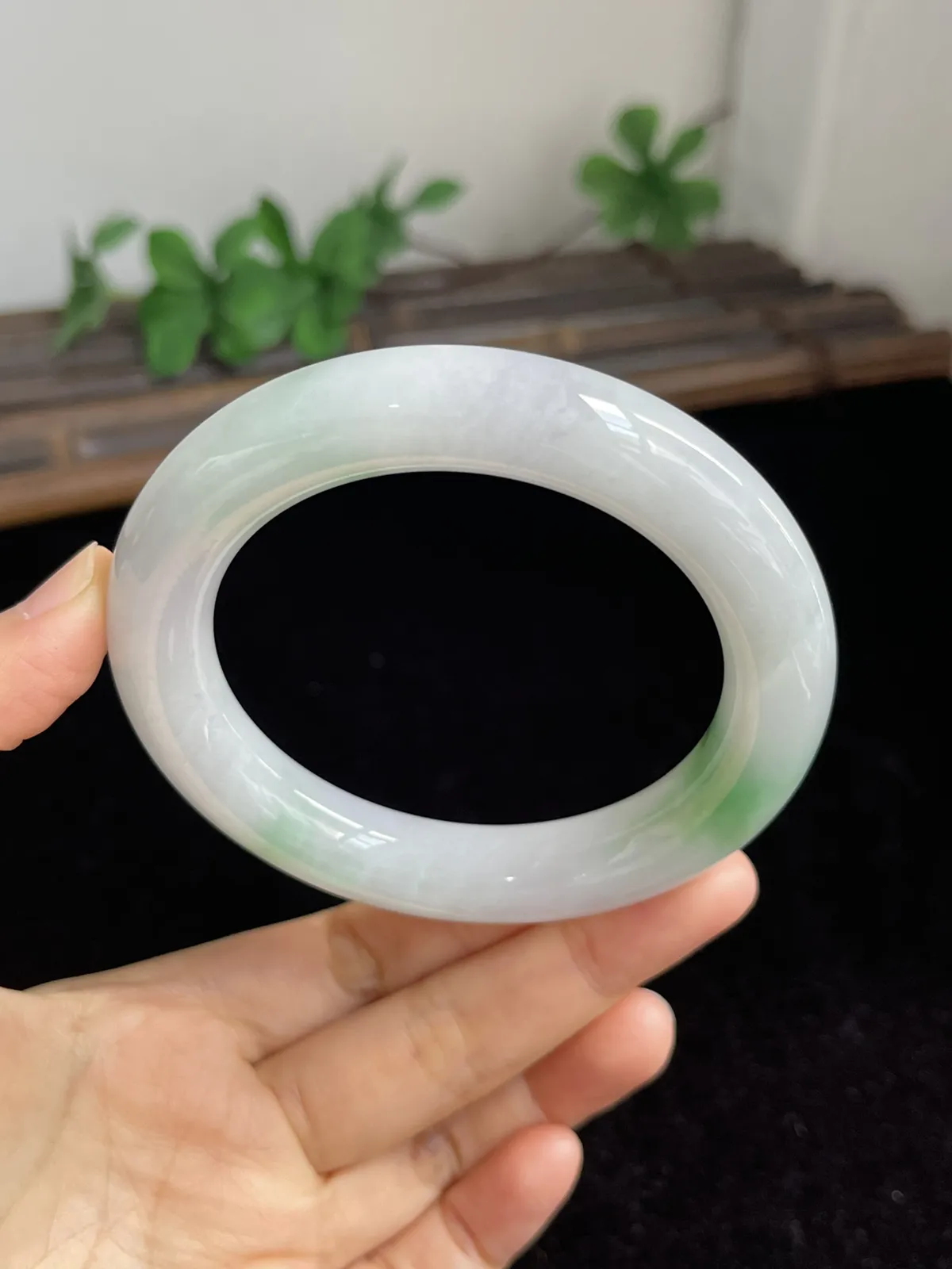 圆镯58圈口，翡翠飘绿手镯