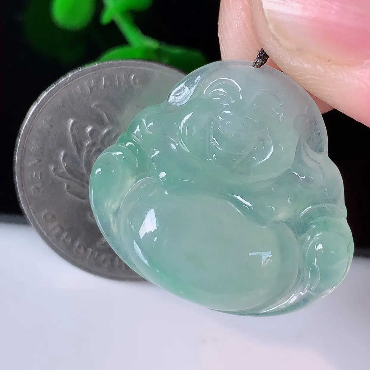 自然光实拍，冰种飘花翡翠佛公吊坠，饱满， 佛公亦保平安，寓意有福（佛公）相伴，配戴优雅迷人！#57.28