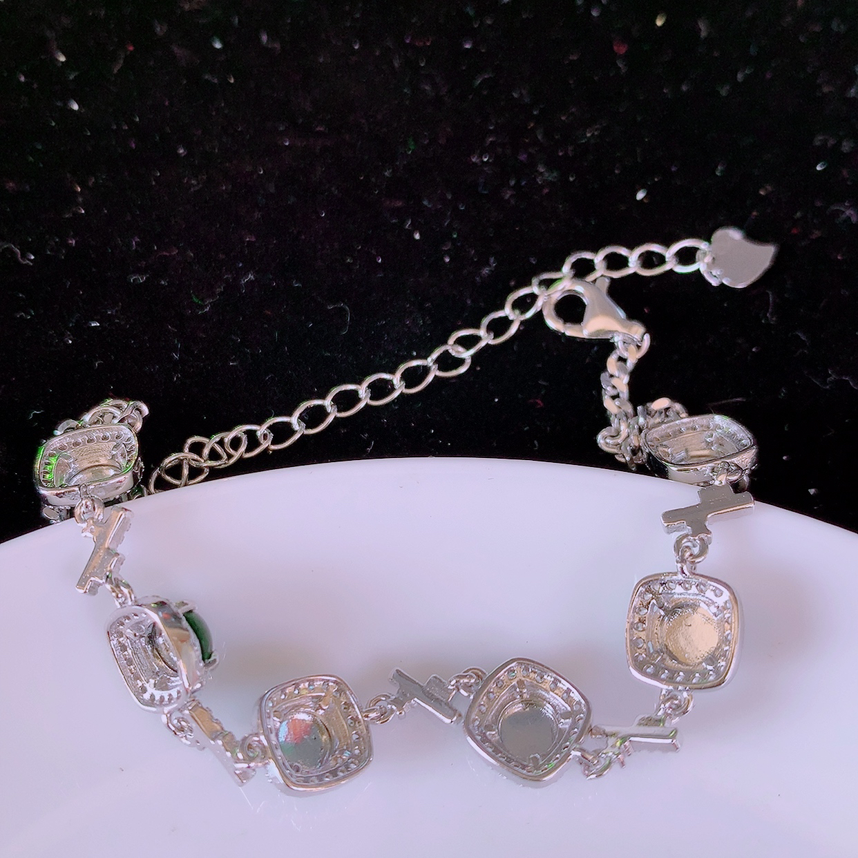 冰透满绿翡翠925银镶嵌手链，自然光实拍，翠色灵动，颜色漂亮，种老水足，品相佳，佩戴佳品！#97.25取一整体7.2/7.2/5裸石5*5