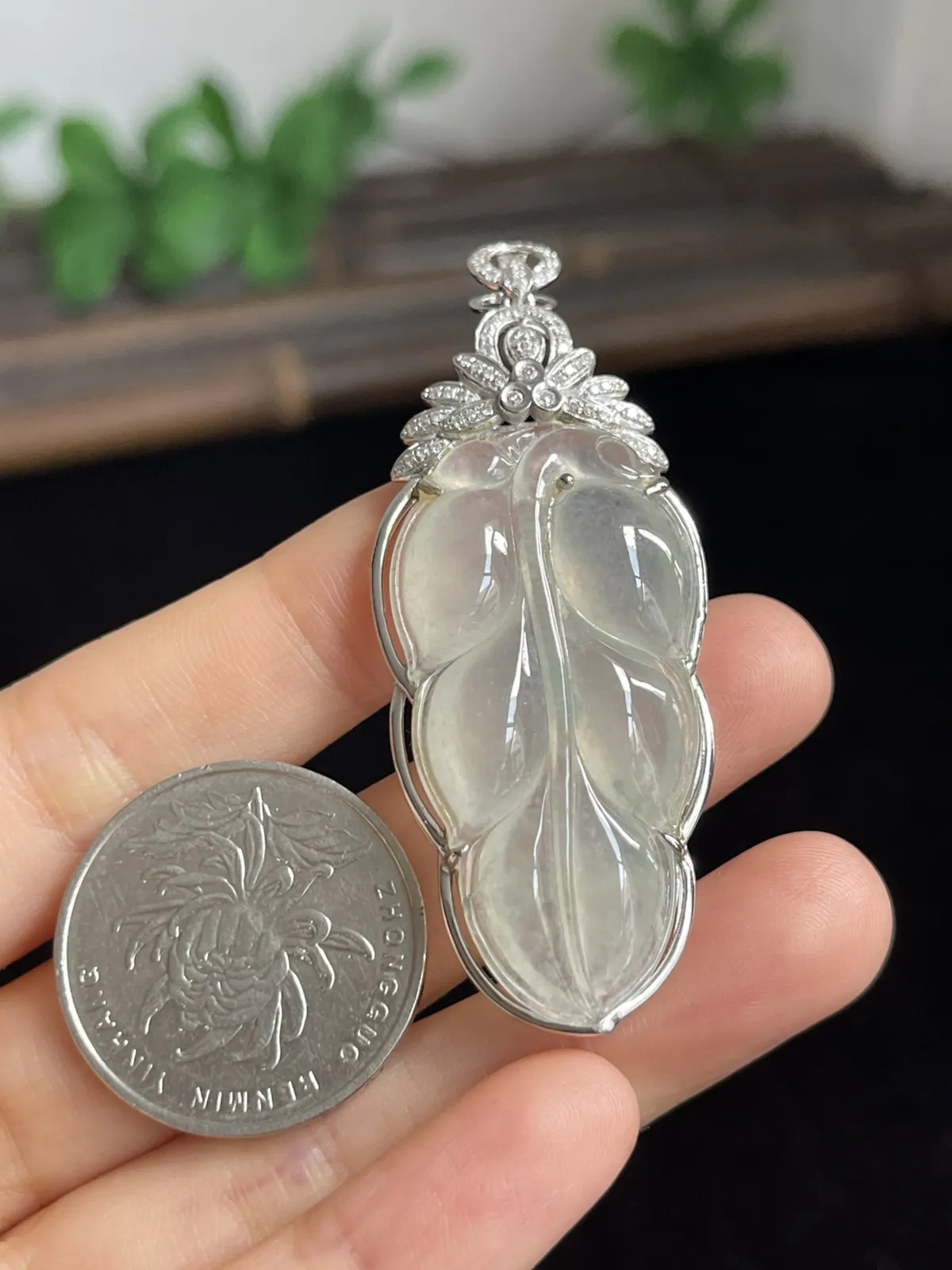 翡翠冰种白色叶子，印记：G18K,伴钻石