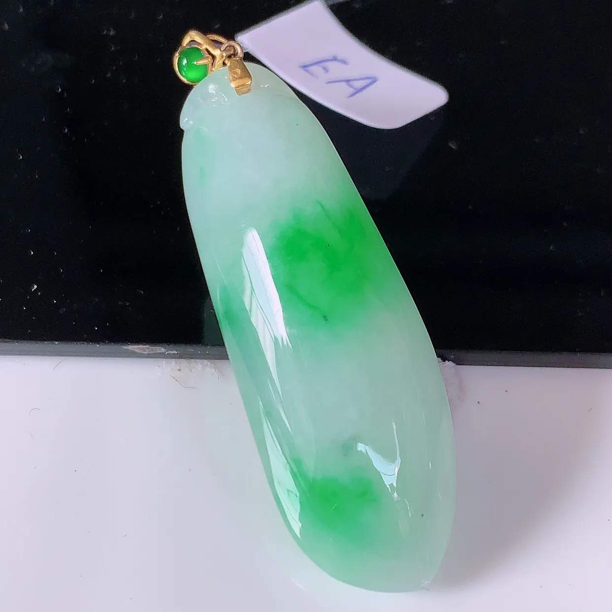 18K金镶嵌冰润飘绿翡翠招财福瓜吊坠，精美饱满福瓜，种水足，形态圆润饱满，福相十足 ！#49.28整