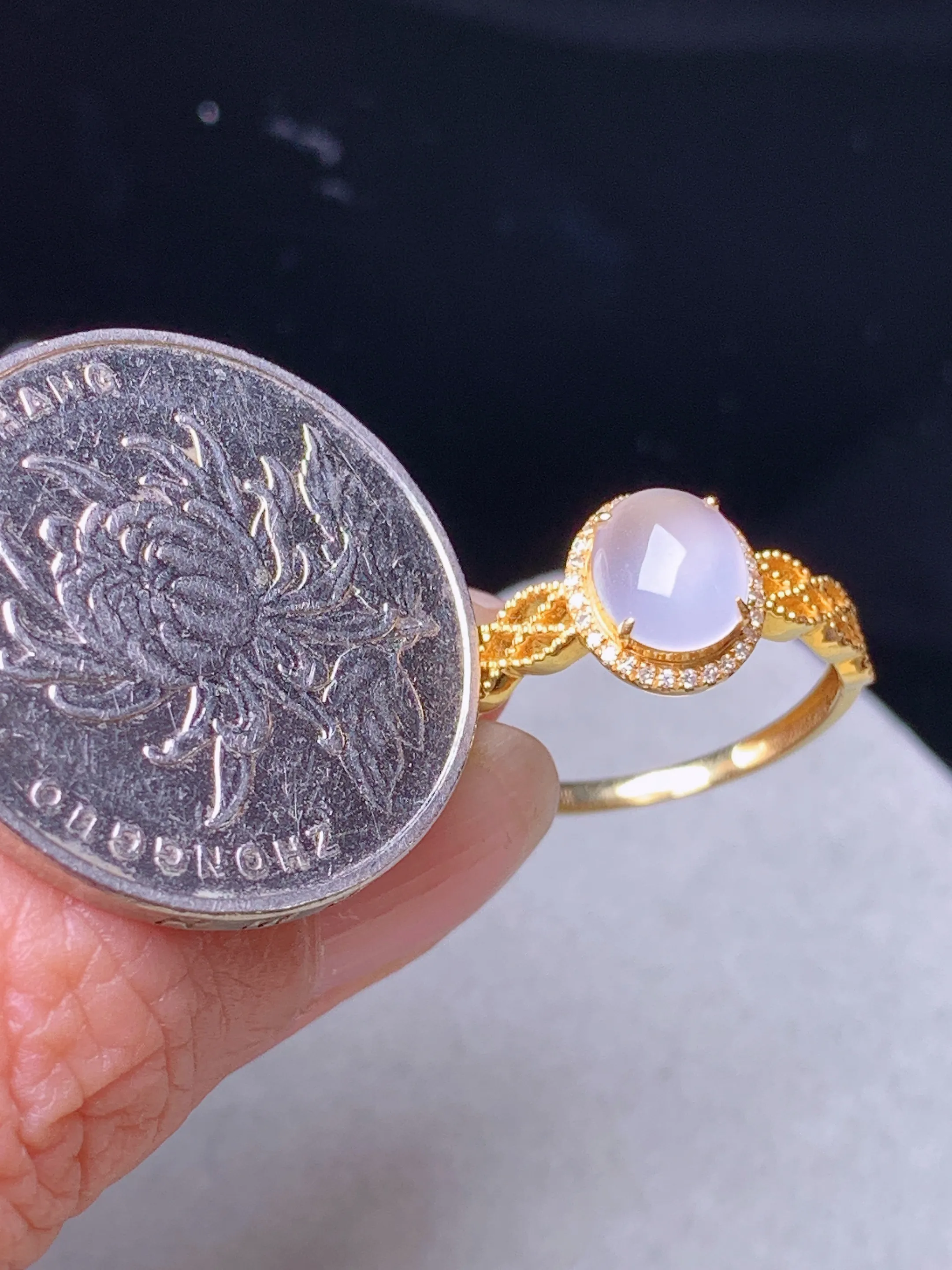 18k金钻镶嵌冰种蛋面戒指 玉质细腻 色泽清新艳丽 圈口13.5 整体尺寸 9.2*8*5.2