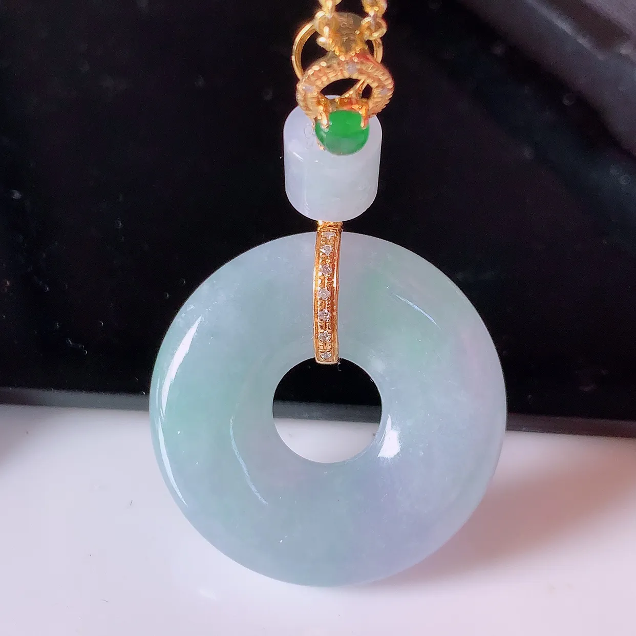 自然光实拍，18K金镶嵌春带彩翡翠平安扣吊坠，玉扣，冰润光泽，寓意平平安安，平安扣佩戴时尚漂亮！#00.28整体38.5*23*6.6裸石23-23