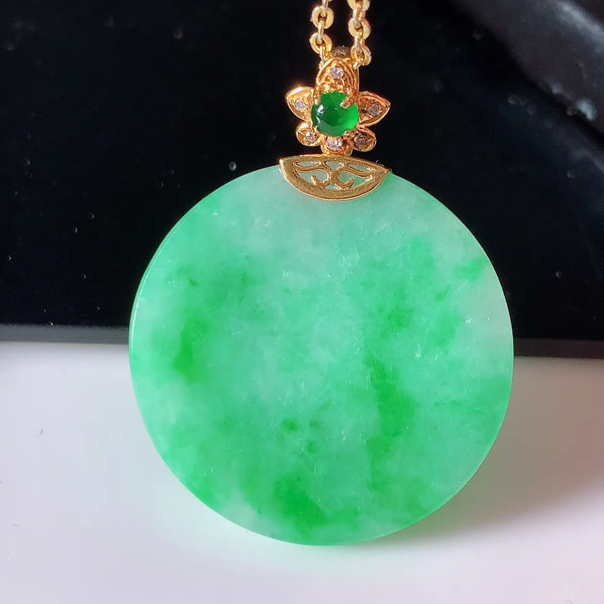 自然光实拍，18K金镶嵌水润飘绿翡翠平安无事牌吊坠，平平安安，无事牌翠色灵动，佩戴平安时尚！#00.28整体31.5-24.5-5.5裸石24.5-24.5