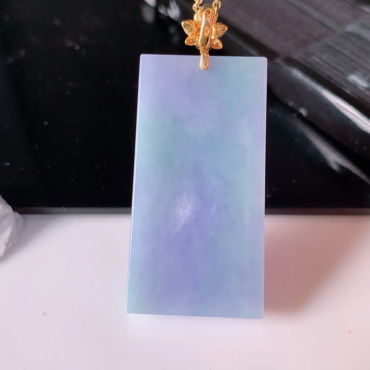 自然光实拍，18K金镶嵌水润春带彩翡翠平安无事牌吊坠，平平安安，紫罗兰无事牌翠色灵动，佩戴平安时尚！#00.28整体46.5*20.8-6.8裸石38.5*20.8