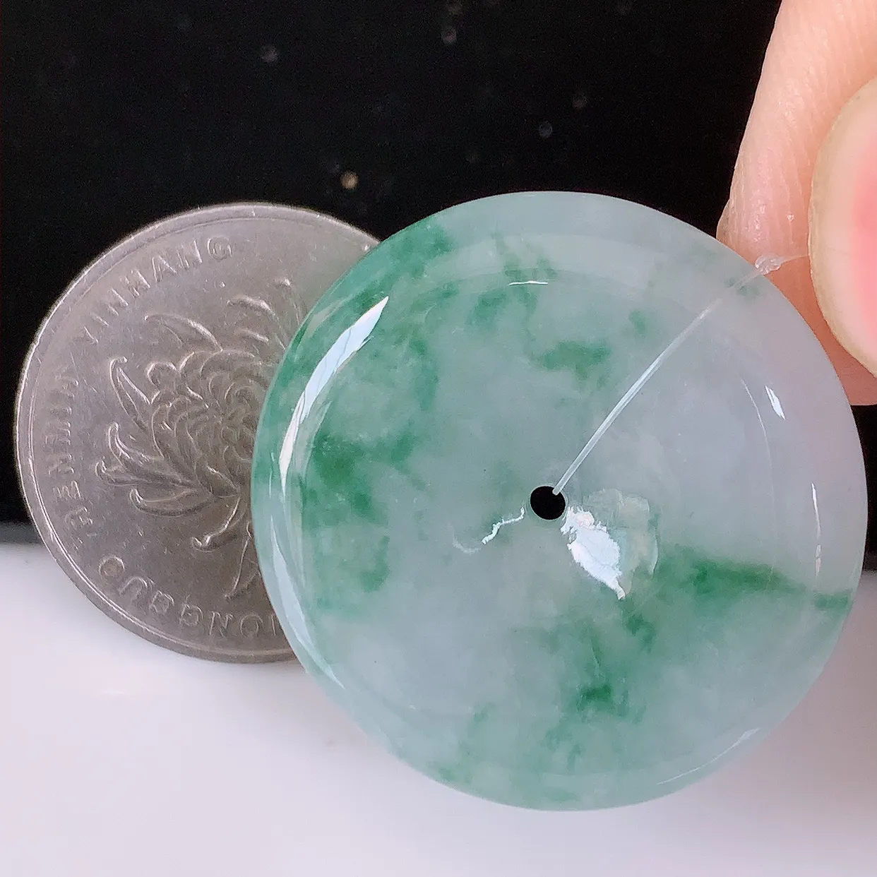 自然光实拍，冰润飘花翡翠平安扣吊坠，种老水足，雕工精湛 ，寓意美好，佩戴时尚出众！#49.28