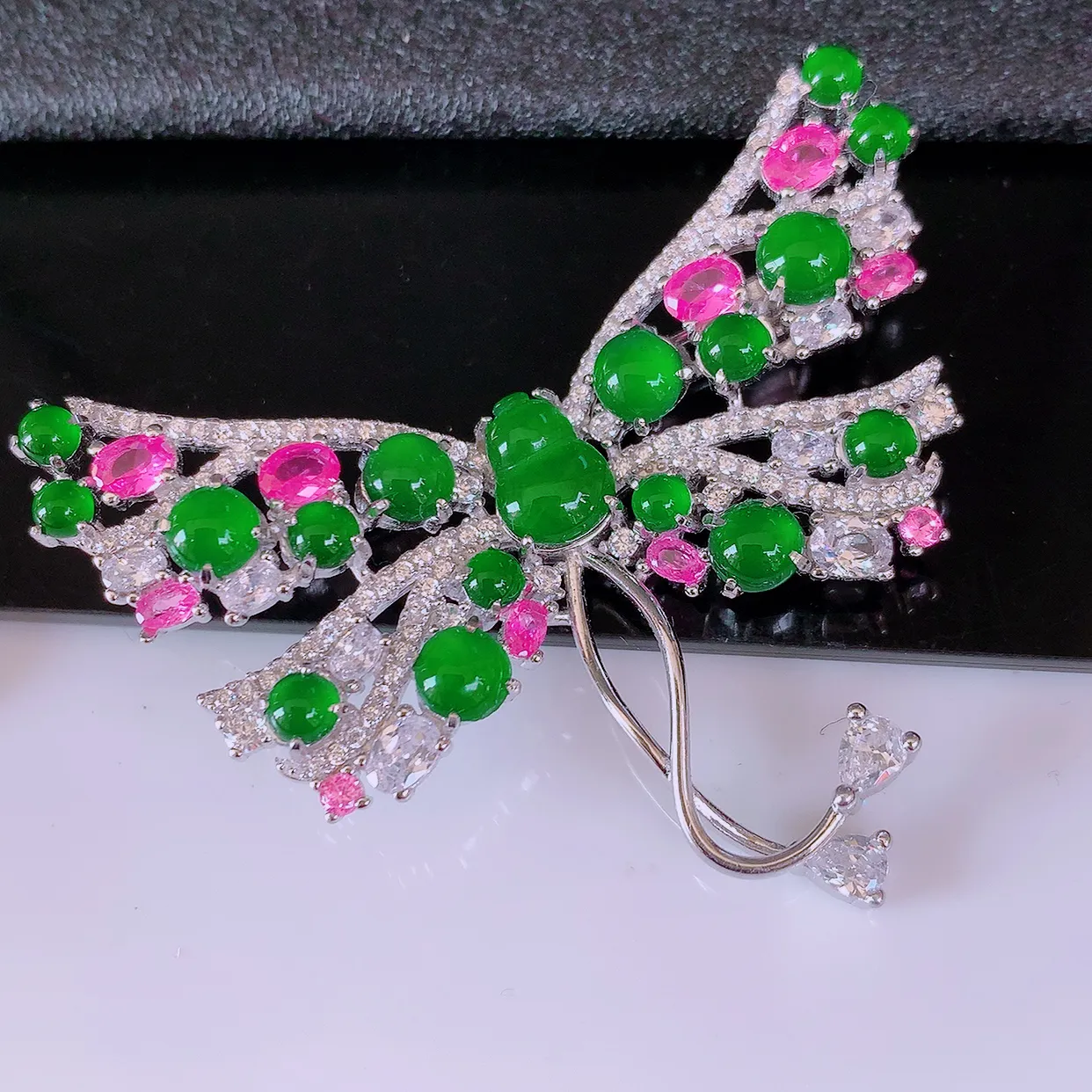 冰透满绿翡翠925银镶嵌蝴蝶结胸针，自然光实拍，翠色灵动，颜色漂亮，种老水足，品相佳，佩戴佳品！#97.25整体47.5*41.5*10.5葫芦裸石8*5