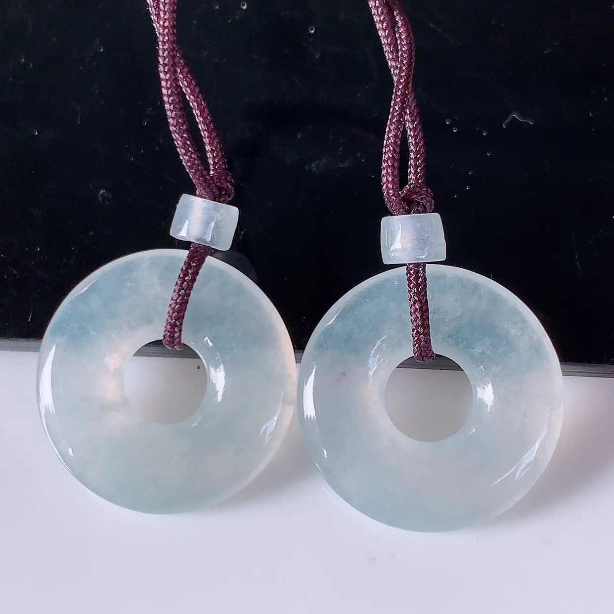 自然光实拍，冰种翡翠一对平安扣耳坠，翠色灵动，玉质细腻，颜色漂亮，品相佳，佩戴佳品！配银线 #57.28