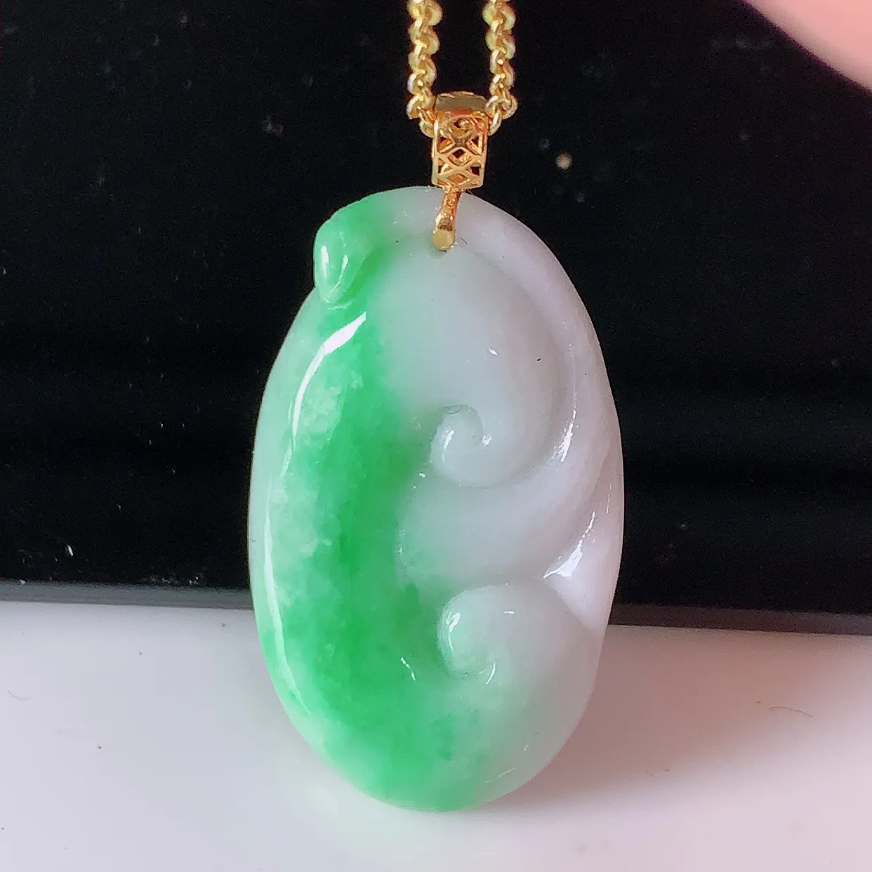 18k金镶嵌冰润飘绿如意翡翠吊坠，沁人心脾，精致典雅的设计，为佩戴者，增添色彩，送礼自留都是佳品选择！#1.28