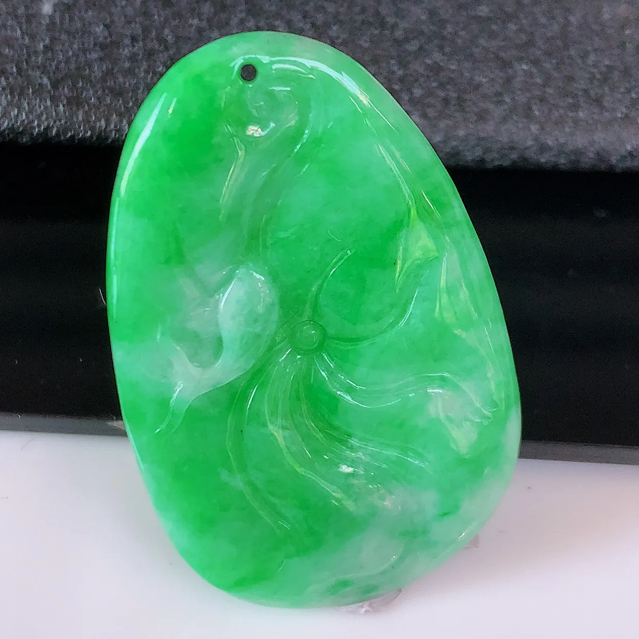 自然光实拍，冰润辣绿翡翠荷叶鱼、和和美美玉坠，财源广进，自然隐逸、荷本是素不着尘之物，有和美之寓意。#57.25