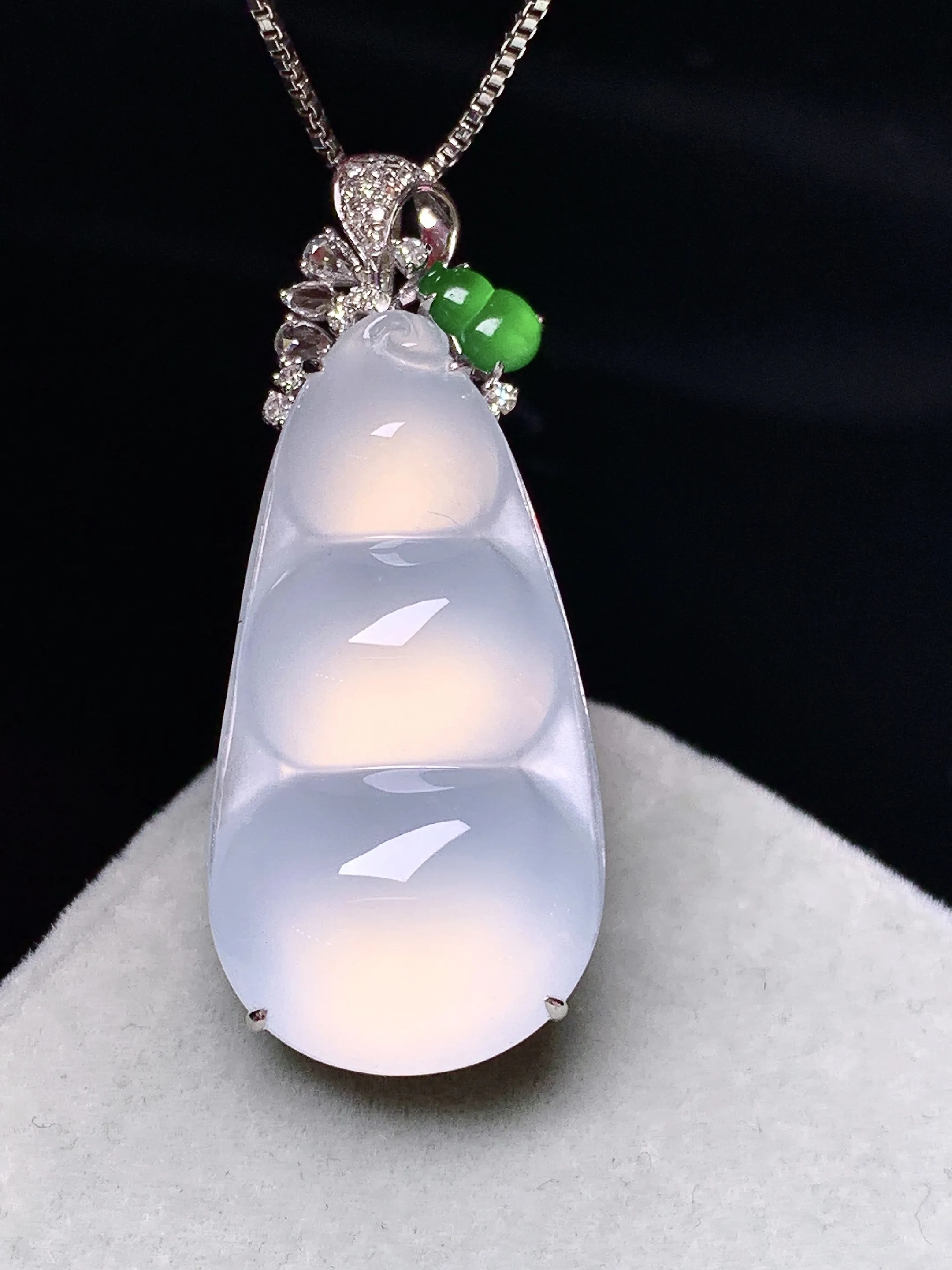 18k金钻镶嵌冰种四季豆吊坠 玉质细腻 色泽清新艳丽 整体尺寸34.6*14.3*9.7