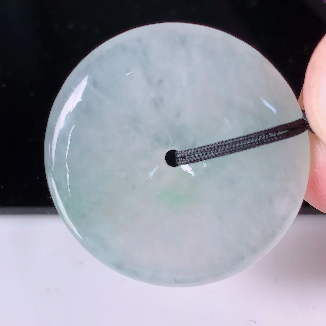 自然光实拍，冰种飘花翡翠平安扣吊坠，冰透，灵动飘逸，寓意平平安安，平安扣佩戴端庄漂亮！#41.28