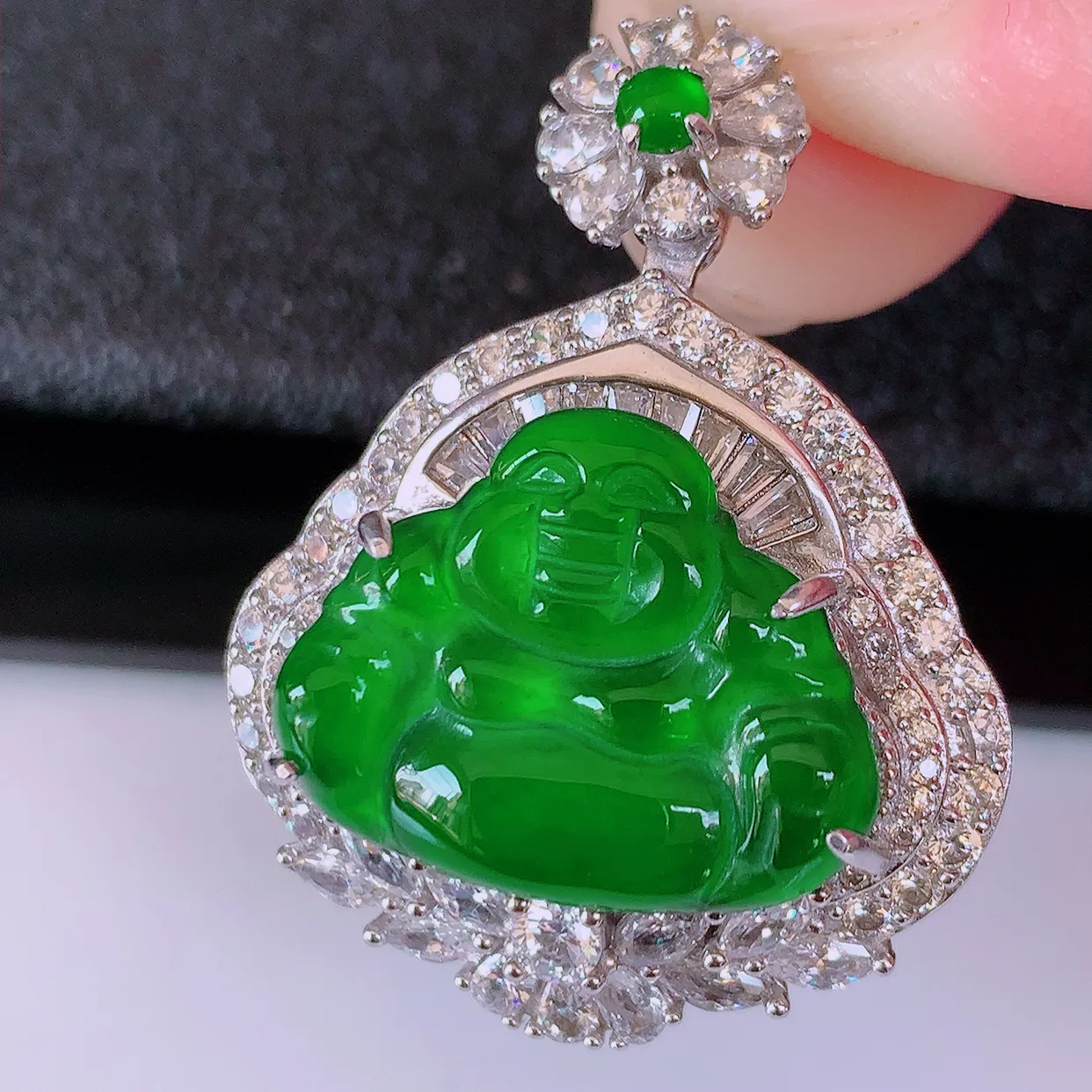 冰透满绿翡翠925银镶嵌佛公吊坠，自然光实拍，翠色灵动，颜色漂亮，种老水足，品相佳，佩戴佳品！#97