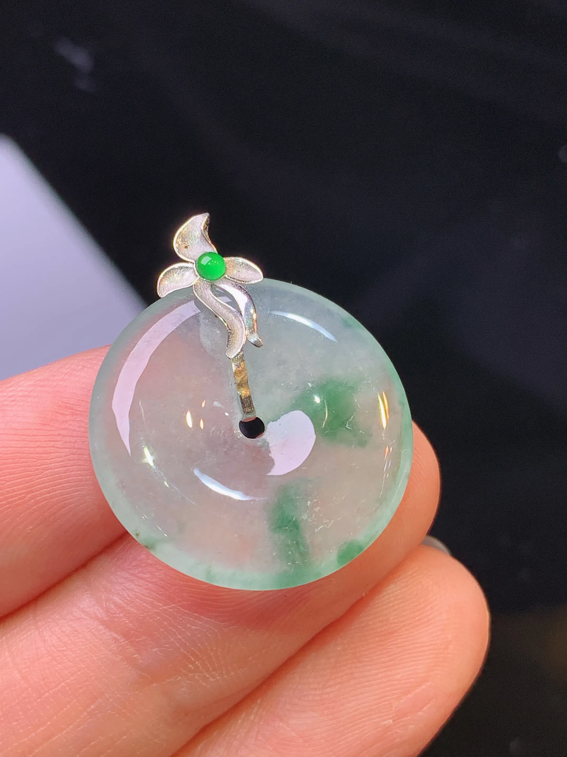 18k金镶嵌冰种平安扣吊坠 玉质细腻 色泽清新艳丽 整体尺寸25.3*21.1*4.2