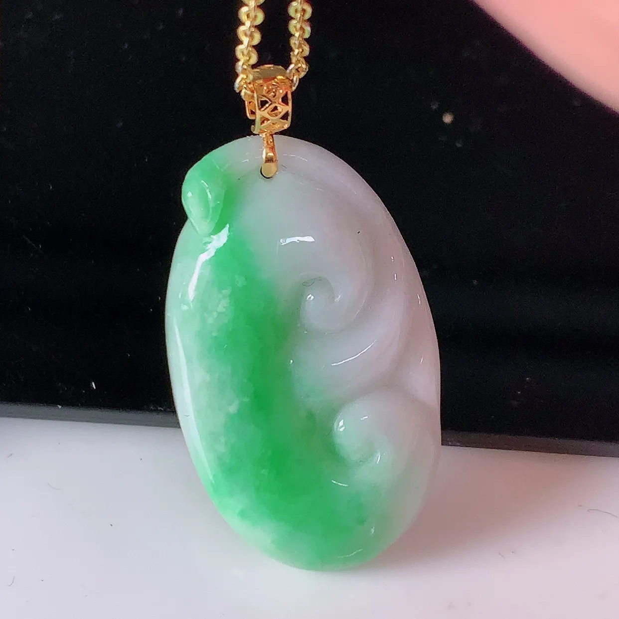 18k金镶嵌冰润飘绿如意翡翠吊坠，沁人心脾，精致典雅的设计，为佩戴者，增添色彩，送礼自留都是佳品选择！#1.28