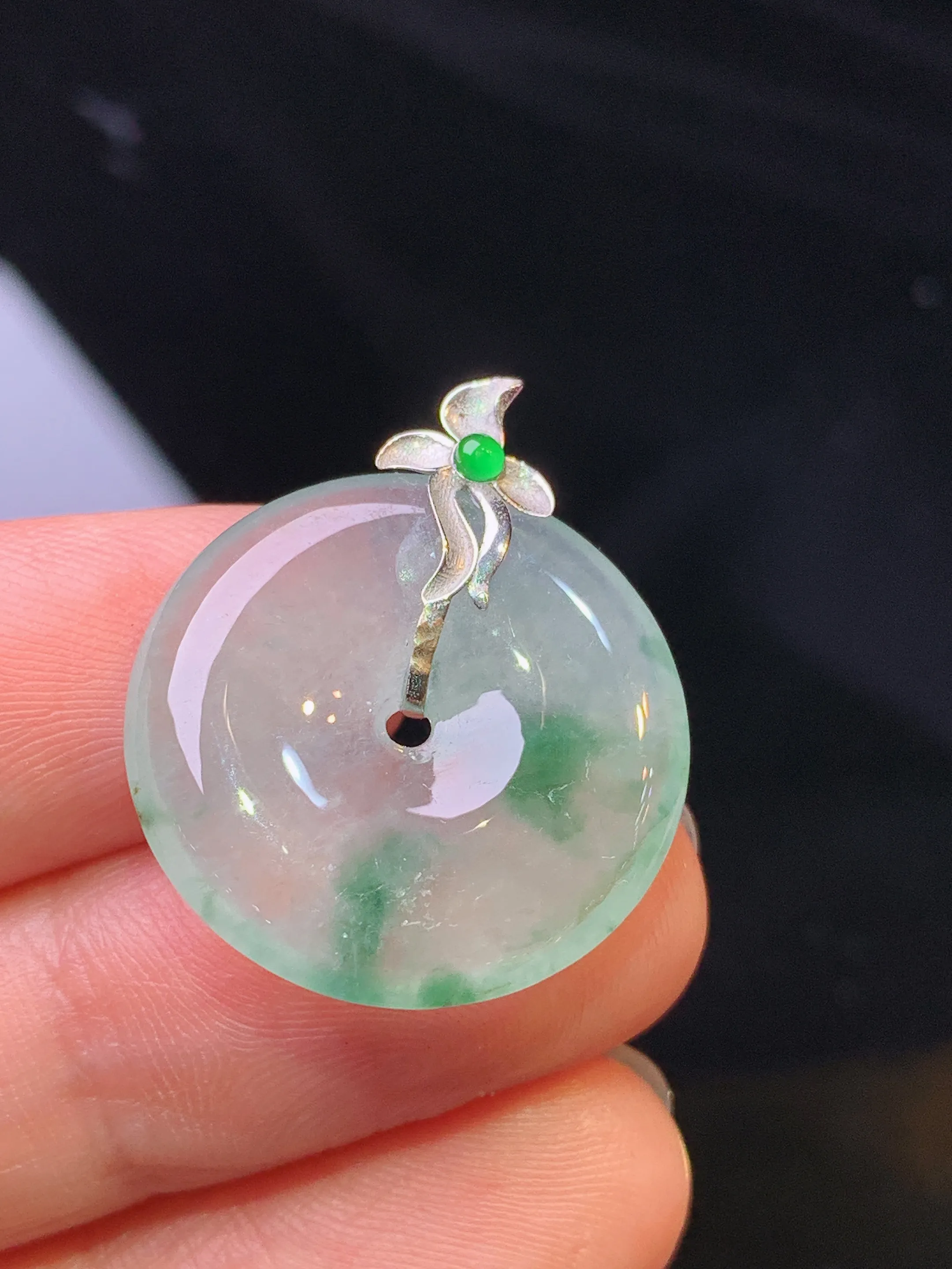 18k金镶嵌冰种平安扣吊坠 玉质细腻 色泽清新艳丽 整体尺寸25.3*21.1*4.2