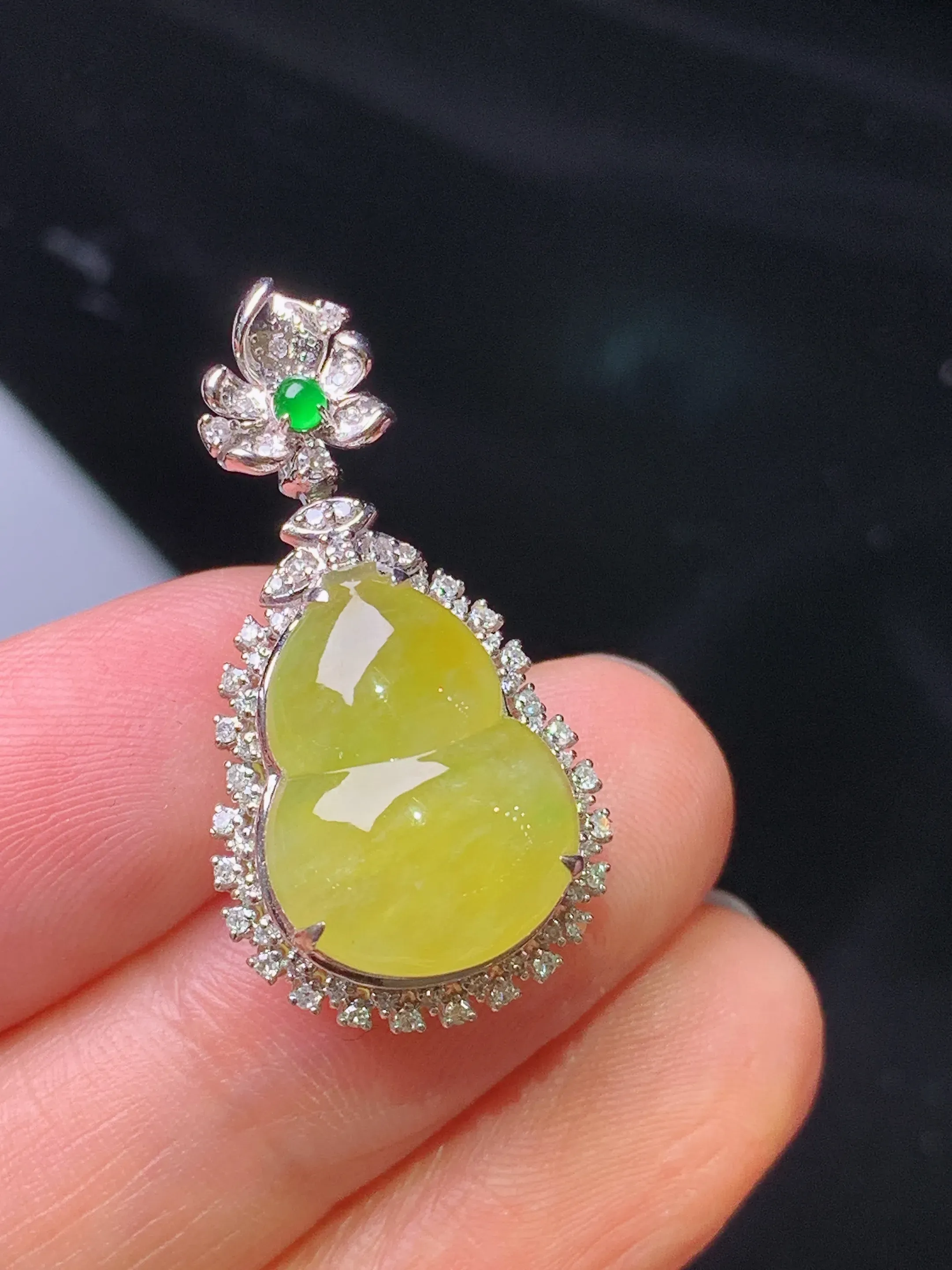 18k金钻镶嵌黄翡葫芦吊坠 玉质细腻 色泽清新艳丽 整体尺寸29.5*15.3*10.8