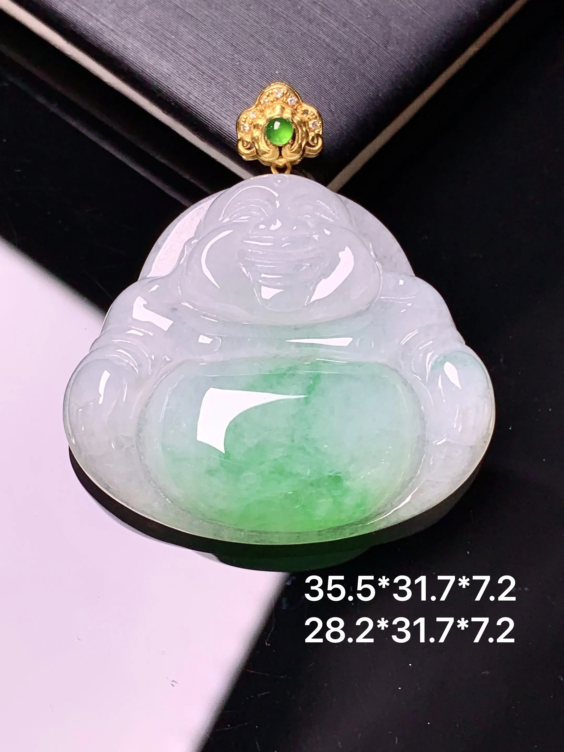 18k金镶嵌飘绿佛公吊坠 玉质细腻 色泽清新艳丽 整体尺寸35.5*31.7*7.2