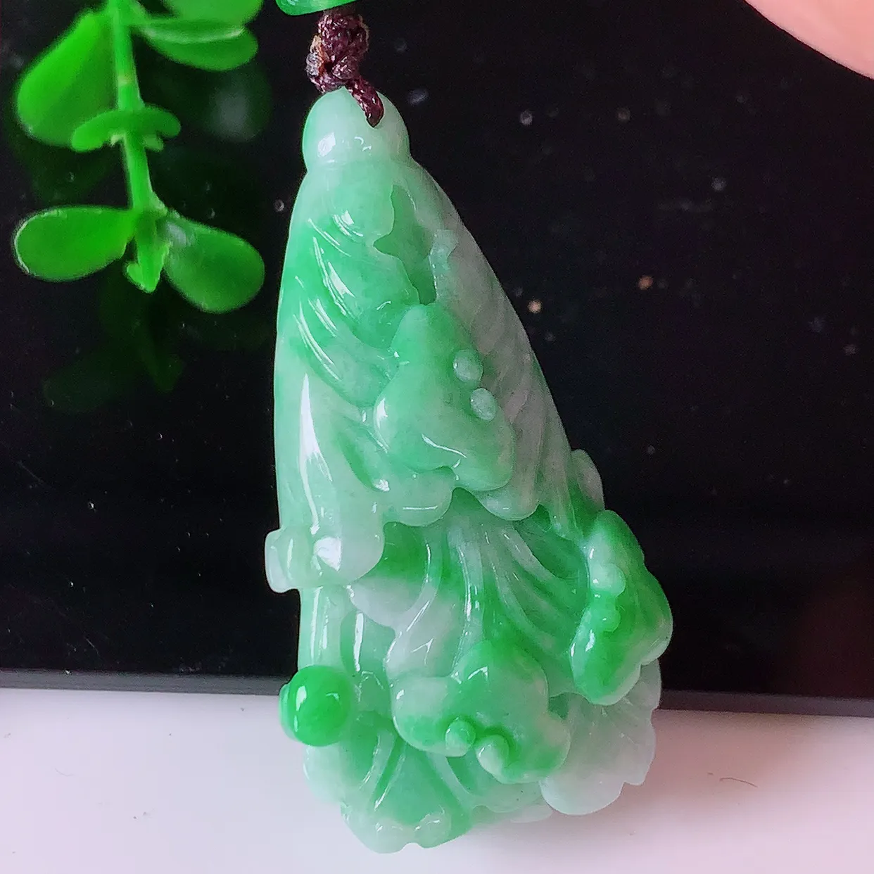 自然光实拍，冰润飘绿翡翠招百财白菜吊坠，百财聚来，财源滚滚，精工水润的白菜， 性价比高！#1.28
