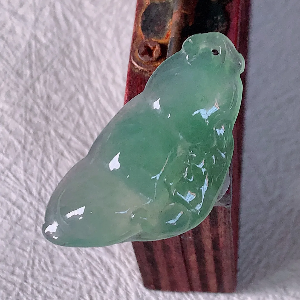 自然光实拍，冰种飘花翡翠福豆吊坠，寓意“四季平安，福气满满”胶感十足，饱满，佩戴效果优雅迷人！#46.28