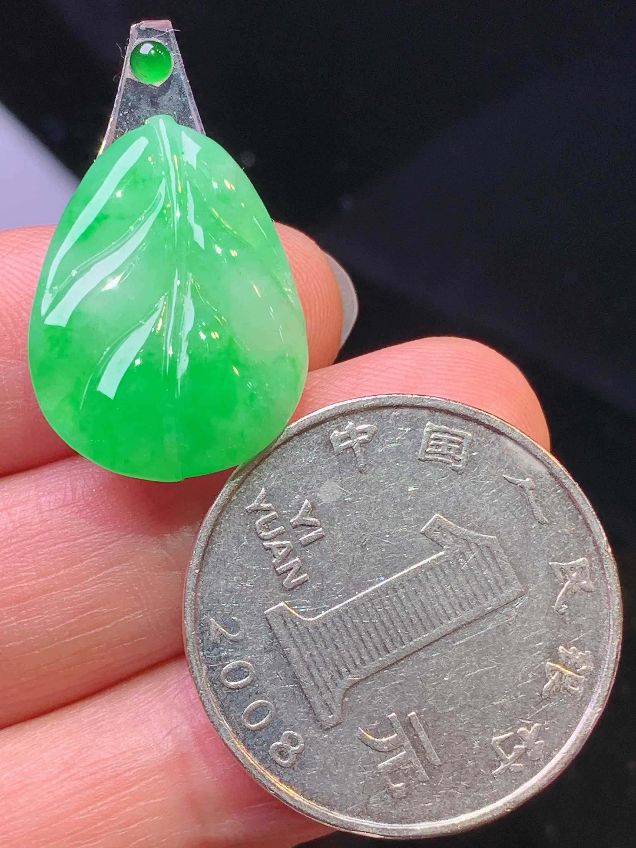 镶嵌款 翠绿树叶吊坠 玉质细腻 色泽清新艳丽 整体尺寸21.6*16*3