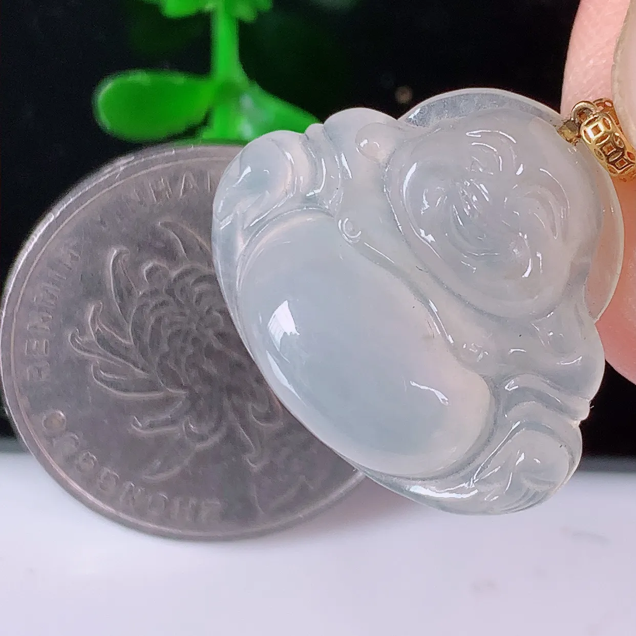 18k金镶嵌冰种佛公翡翠吊坠，款式新颖时尚，日常百搭的款。清秀高雅，佩戴优雅高贵！#1.28