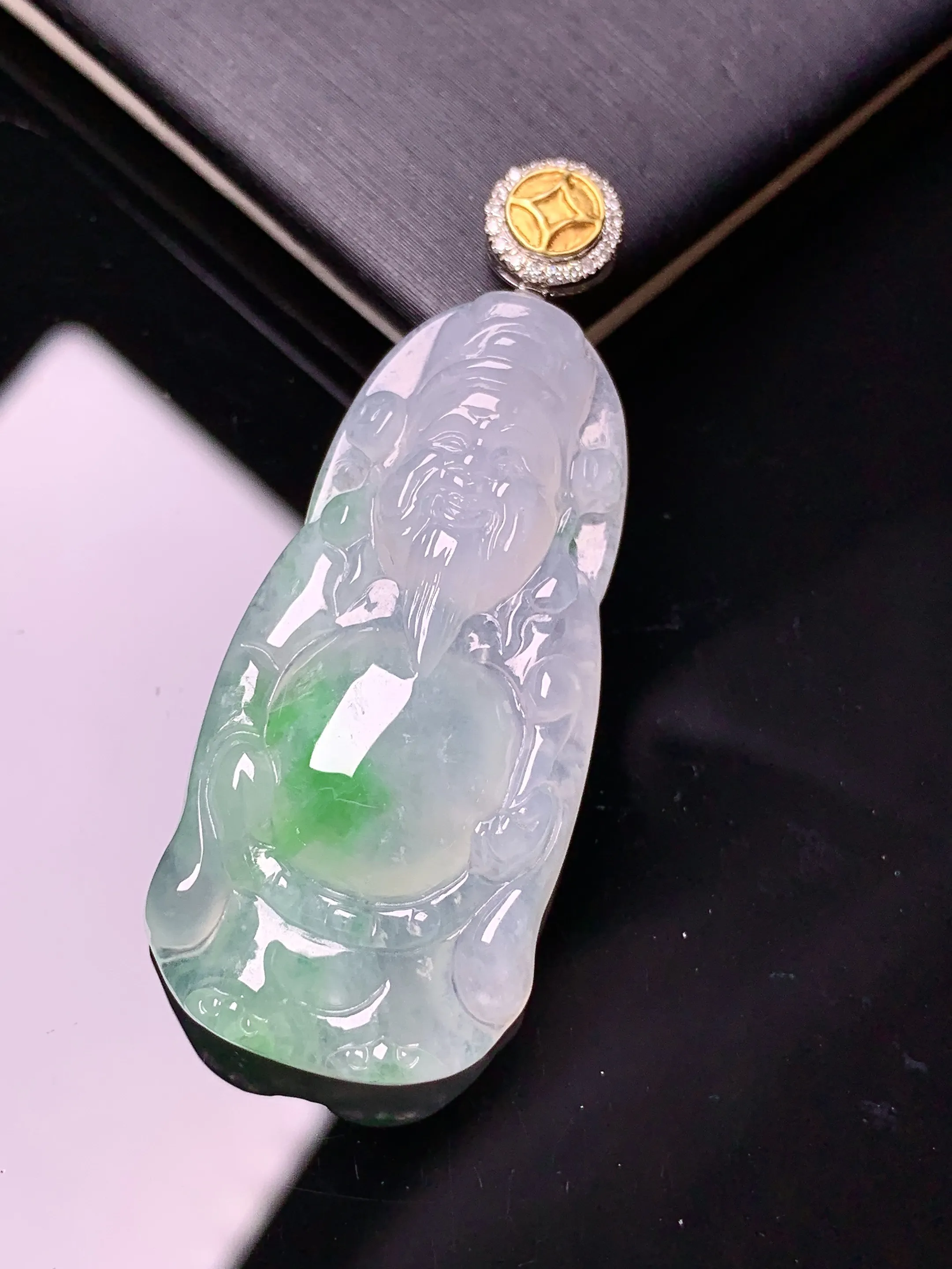 18k金钻镶嵌飘绿财神爷吊坠 玉质细腻 色泽清新艳丽 整体尺寸40.5*18*5.6