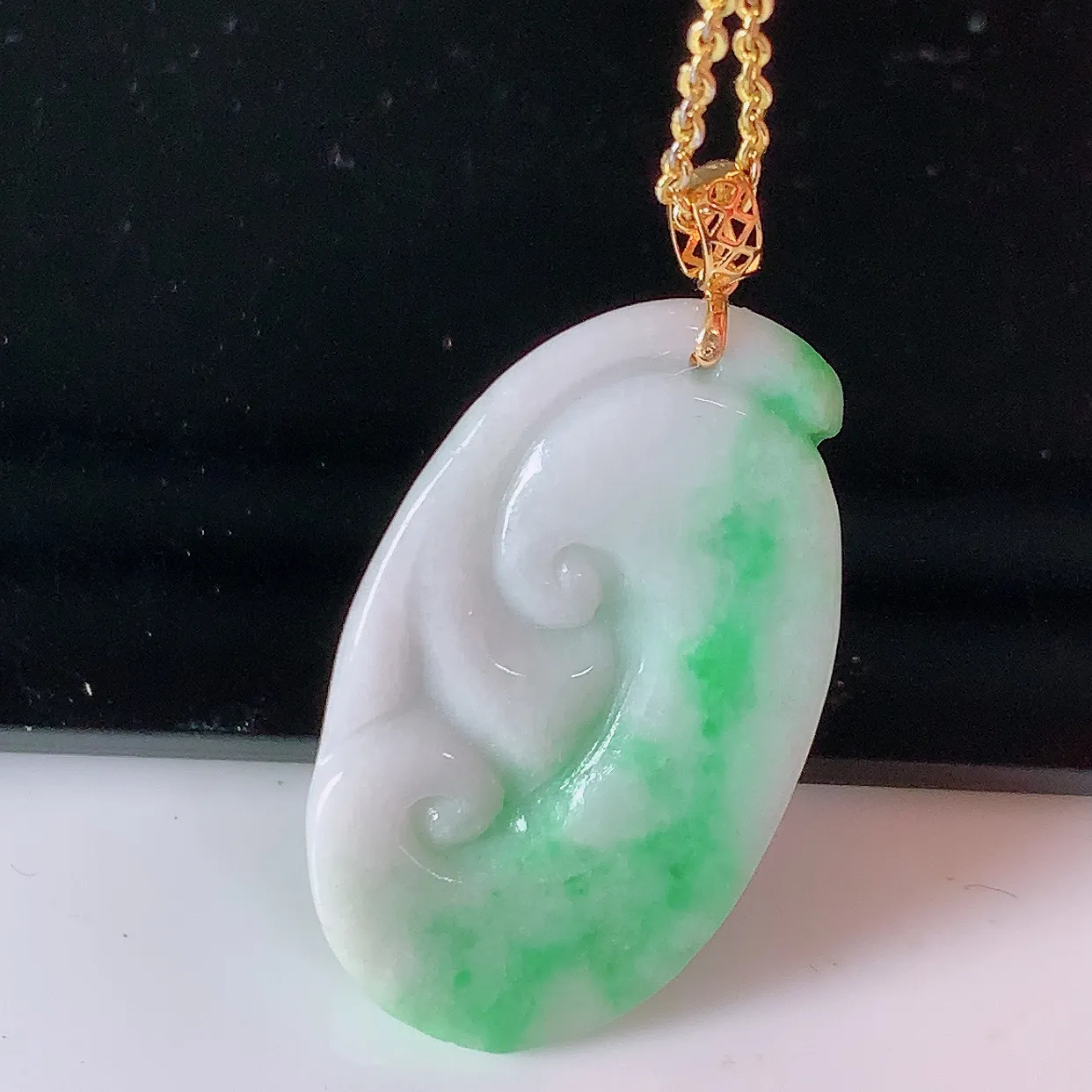 18k金镶嵌冰润飘绿如意翡翠吊坠，沁人心脾，精致典雅的设计，为佩戴者，增添色彩，送礼自留都是佳品选择！#1.28