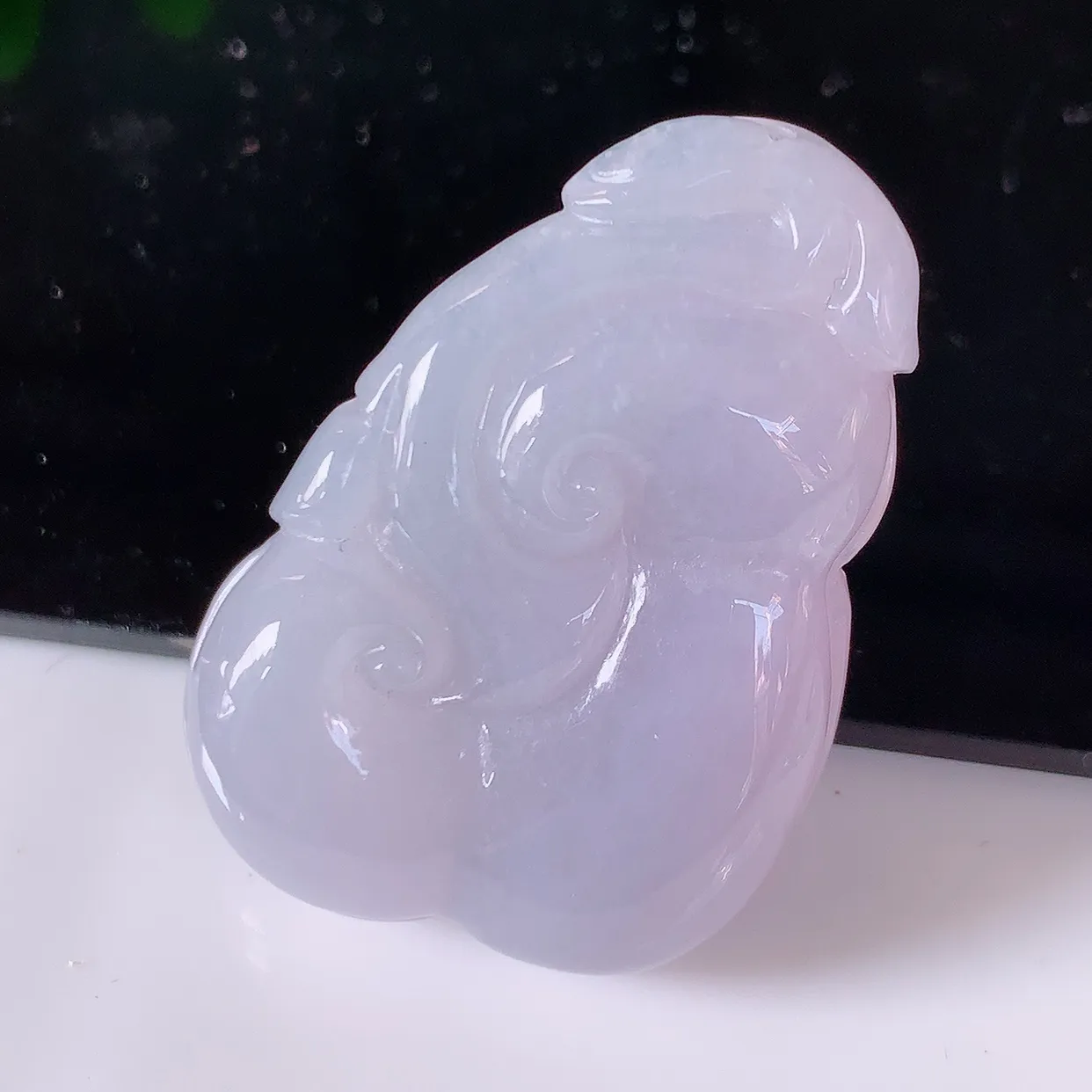 自然光实拍，冰润紫罗兰翡翠如意吊坠，翠色灵动，佩戴效果时尚出众，尽显气质，玉质细腻，美感十足。#57.28