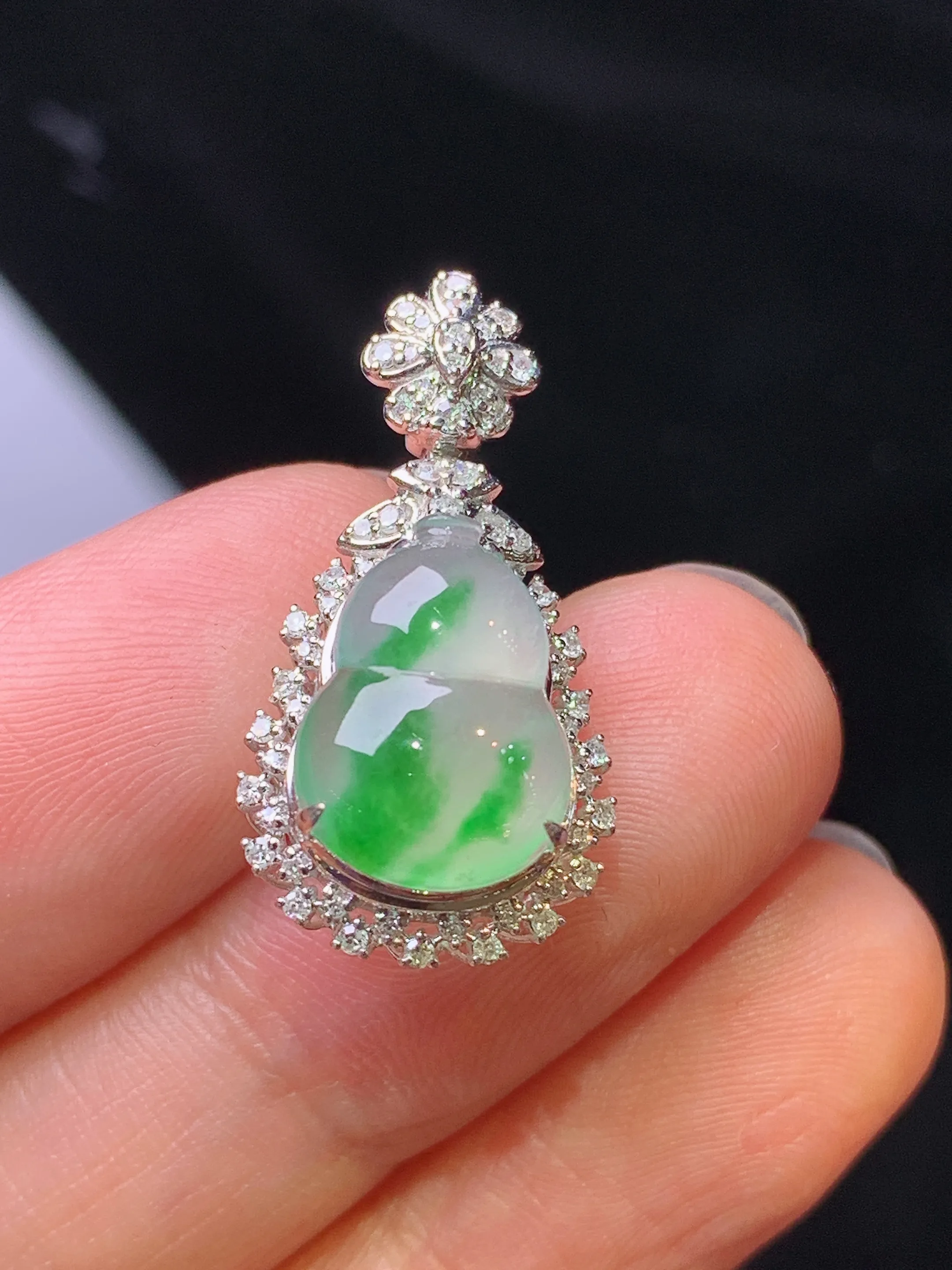 18k金钻镶嵌冰种飘绿葫芦吊坠 玉质细腻 色泽清新艳丽 整体尺寸24.8*12.8*9.8