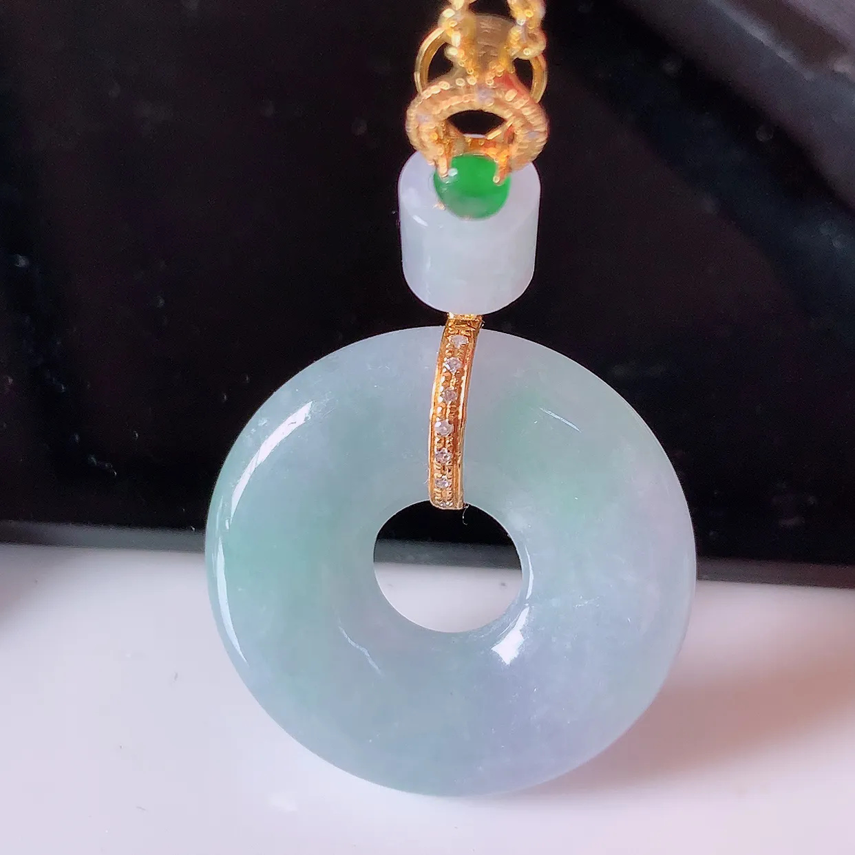 自然光实拍，18K金镶嵌春带彩翡翠平安扣吊坠，玉扣，冰润光泽，寓意平平安安，平安扣佩戴时尚漂亮！#00.28整体38.5*23*6.6裸石23-23