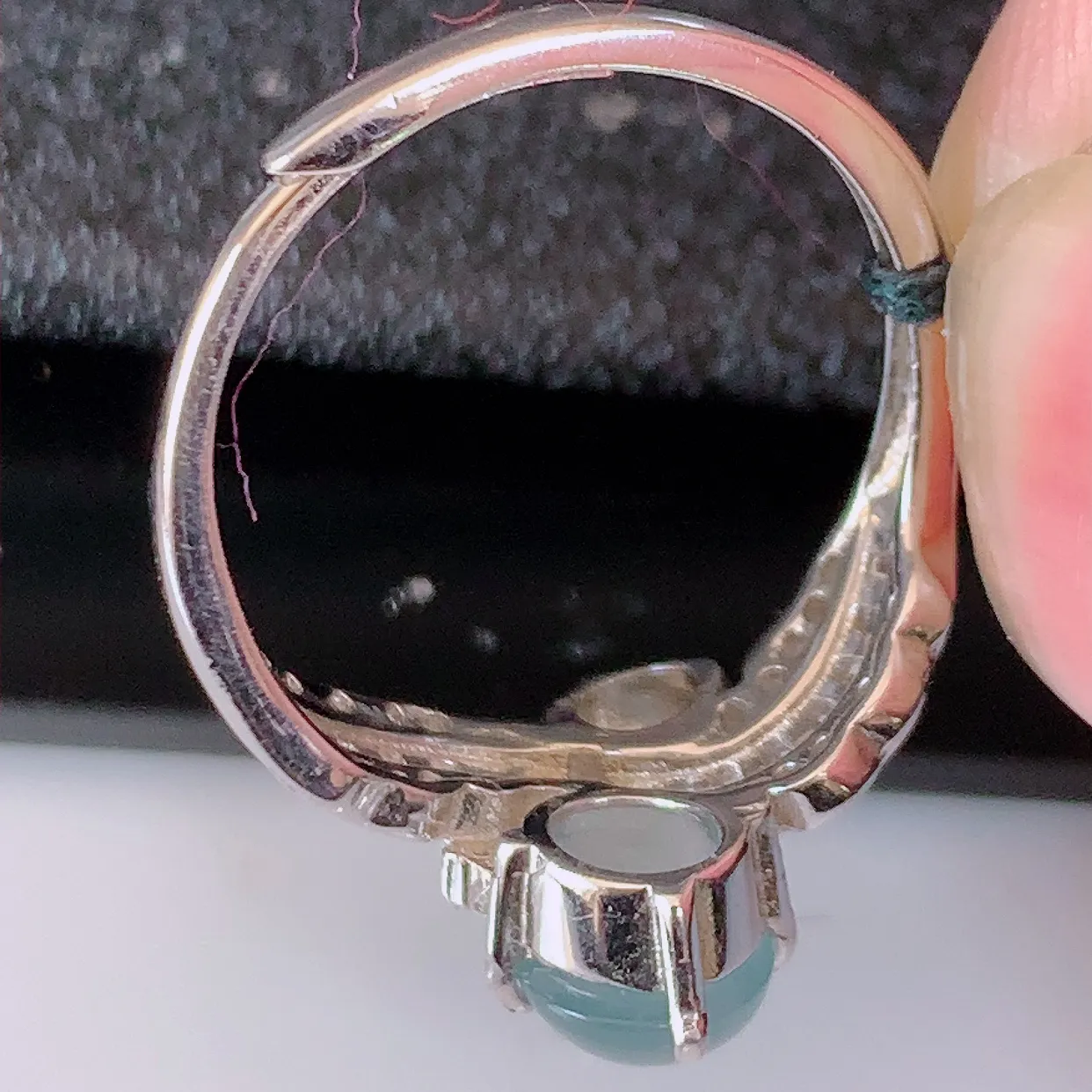 冰透满绿翡翠925银镶嵌戒指，自然光实拍，翠色灵动，颜色漂亮，种老水足，品相佳，佩戴佳品！#97.25（圈口可调大小）整体23.5*16.5*5.5裸石6*6