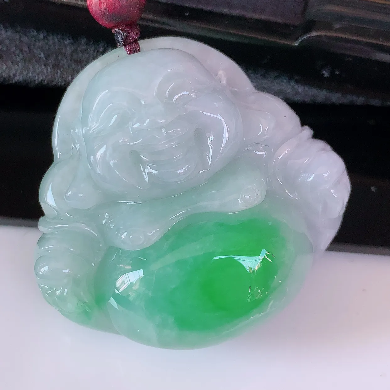 自然光实拍，冰润飘绿翡翠佛公吊坠，开心笑佛，种老水足，颜色漂亮，立体饱满圆润，佩戴效果赞#46.25