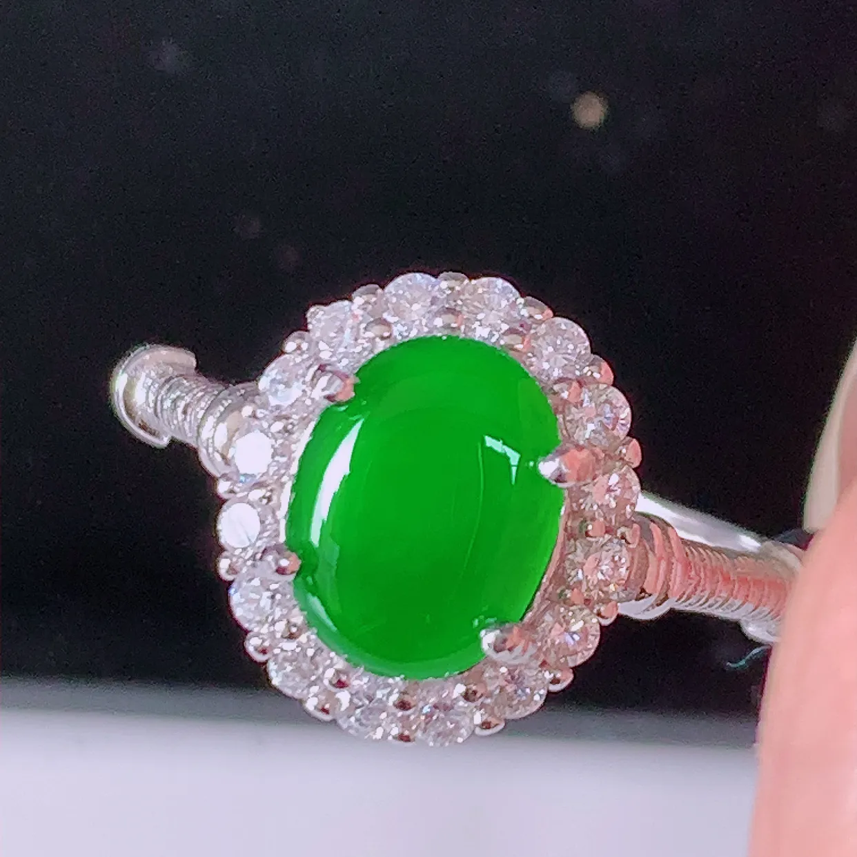 冰透满绿翡翠925银镶嵌戒指，自然光实拍，翠色灵动，颜色漂亮，种老水足，品相佳，佩戴佳品！#97.28（圈口可调大小）整体25*18.2*5.8裸石7*8.5