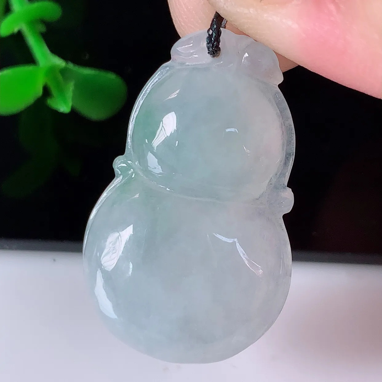 自然光实拍，冰润飘花翡翠葫芦吊坠，葫芦寓意福禄双全，财源滚滚，饱满，清新脱俗，佩戴效果优雅迷人！#57.28