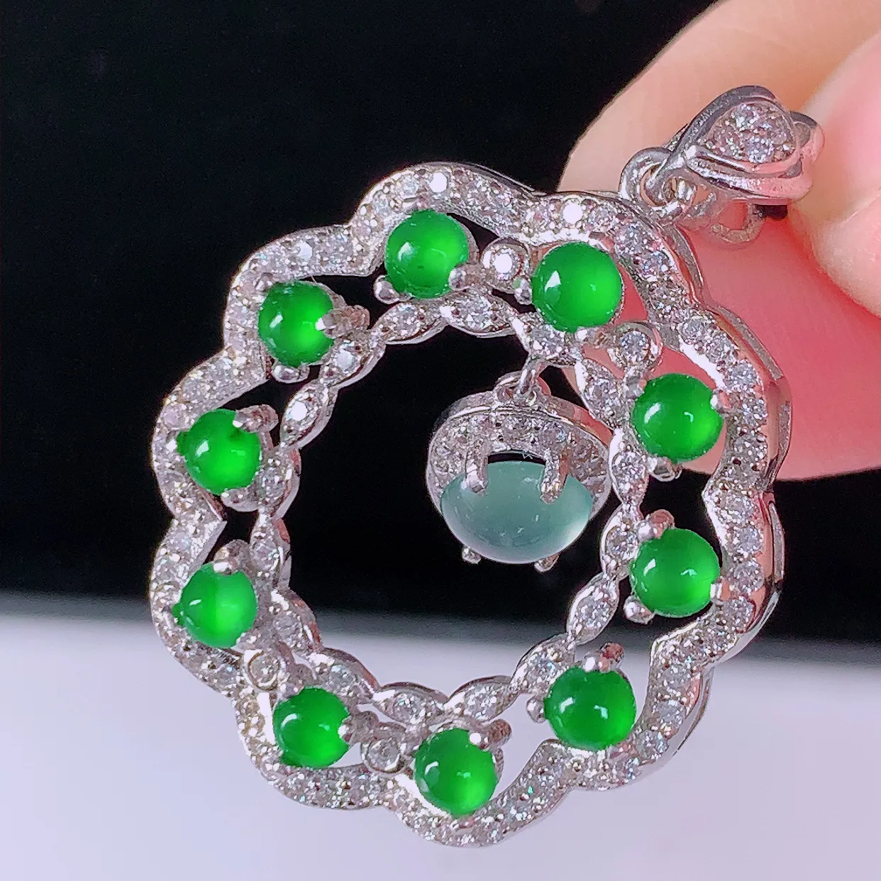 冰透满绿翡翠925银镶嵌吊坠，自然光实拍，翠色灵动，颜色漂亮，种老水足，品相佳，佩戴佳品！#97.28整体32*22.5*5.5裸石2.6*2.6