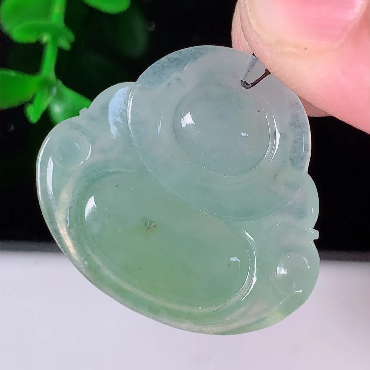 自然光实拍，冰种黄翡翡翠佛公吊坠，水灵起胶，翠色迷人，佛公在心中，一生平安，饱满圆润，开怀大笑佛公，配戴灵气十足！#46.28