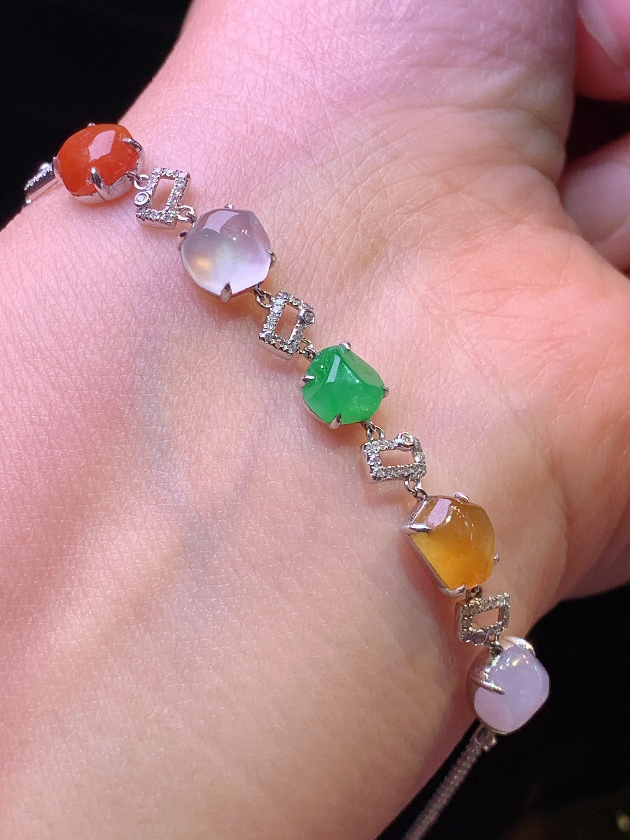 18k金钻镶嵌多彩随形手链 玉质细腻 色泽清新艳丽 裸石尺寸6.8*4.2