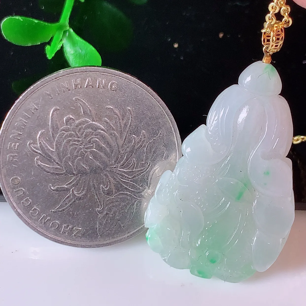 自然光实拍，18K金镶嵌冰润飘绿翡翠招百财白菜吊坠，百财聚来，财源滚滚，色泽鲜艳，精工水润的白菜， 性价比高！#1.28