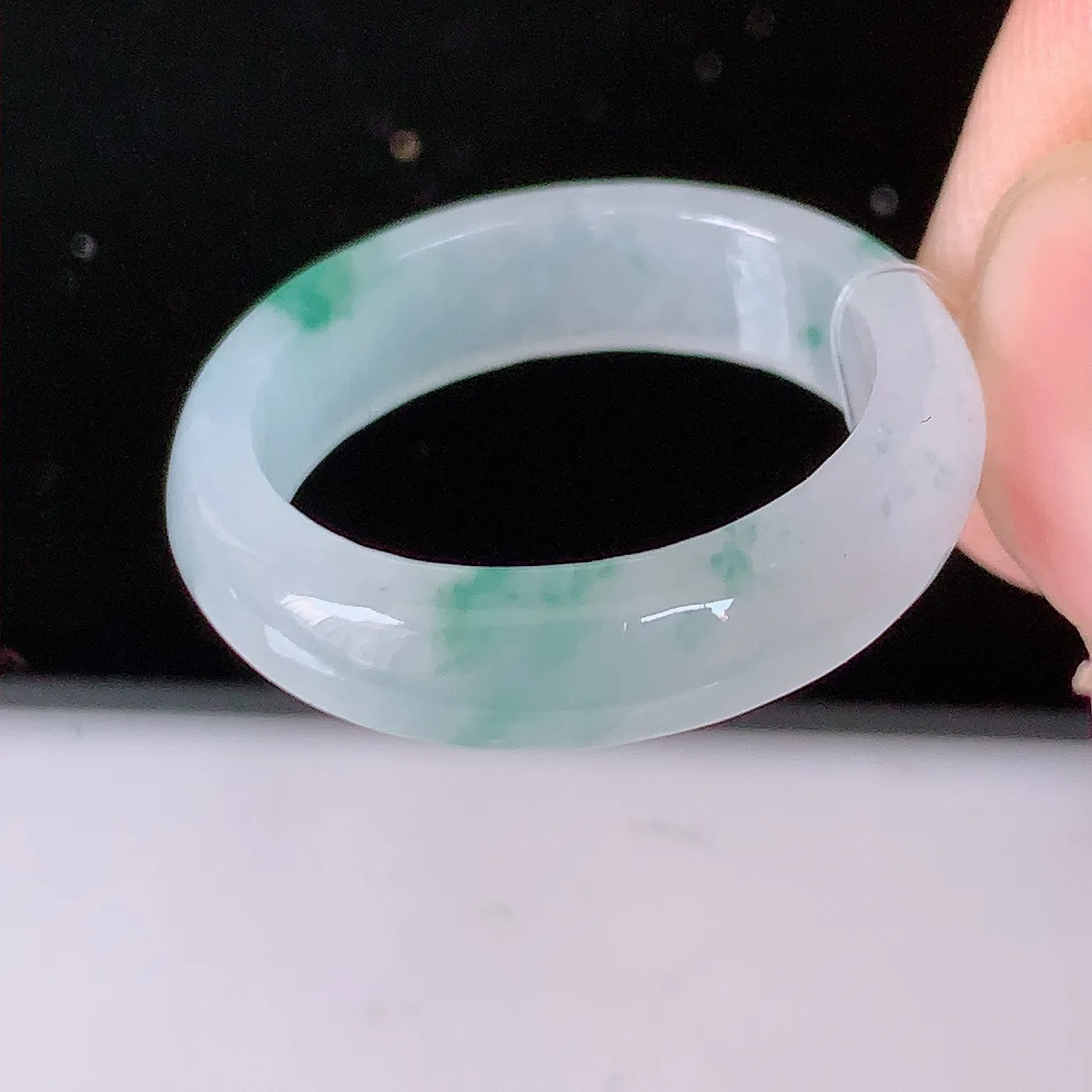 自然光实拍，18.2mm内径冰种飘花翡翠指环，玉戒指，玉质莹润，好精美好冰润的指环，17圈口，上手纤巧！#49.28尺寸18.2-5.2-3